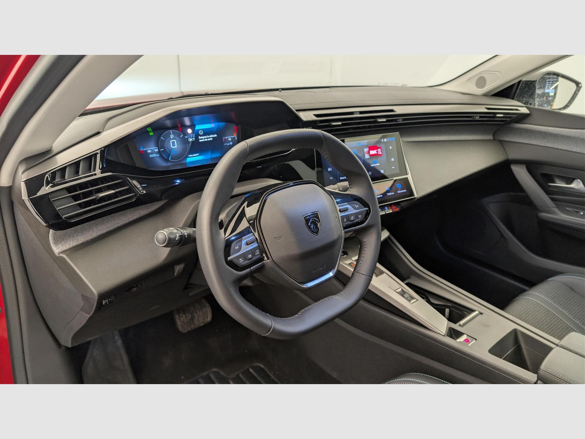 Peugeot 308 Hybrid 145 e-DCS6 Allure (2025) - Photo 15