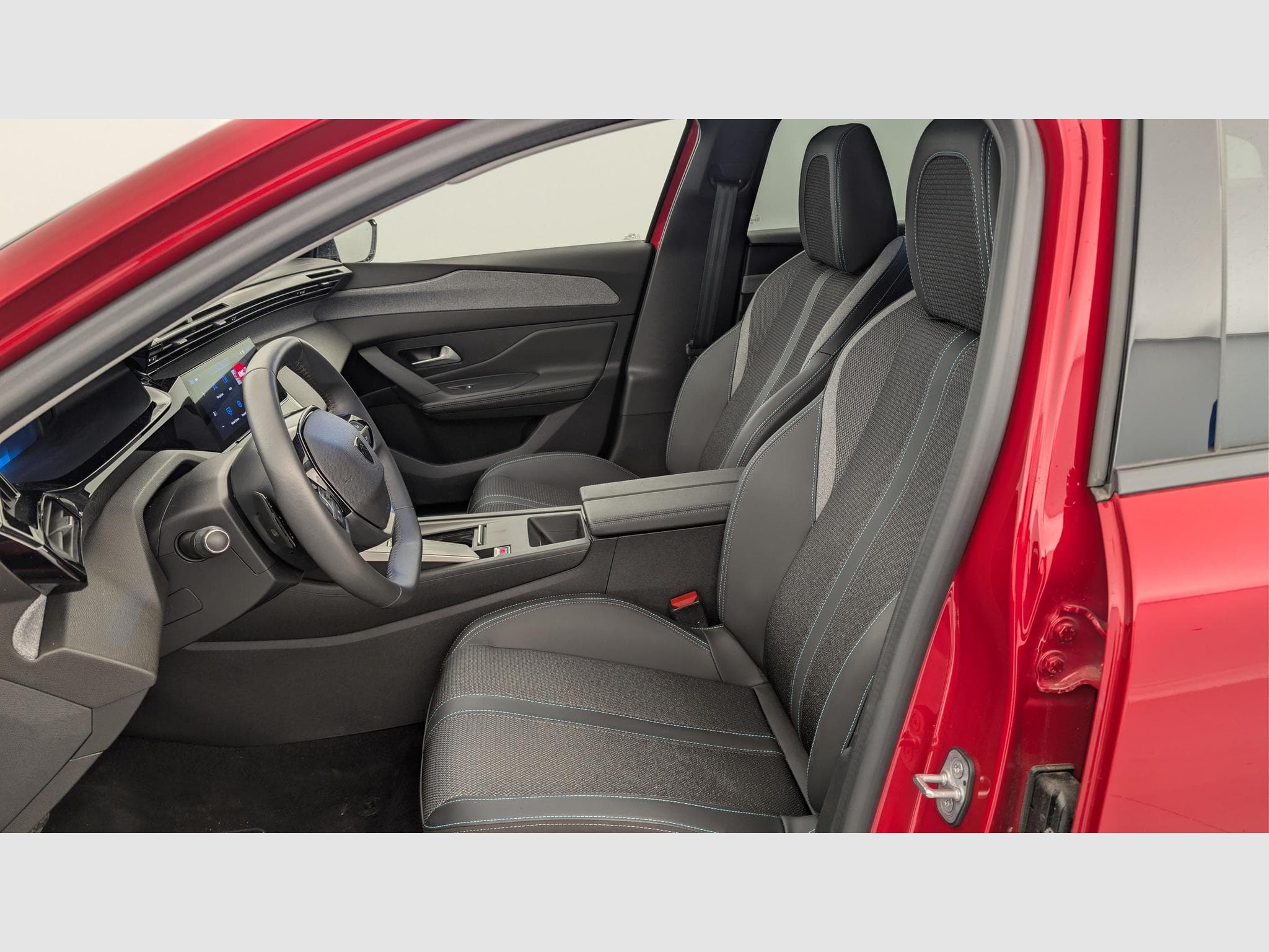 Peugeot 308 Hybrid 145 e-DCS6 Allure (2025) - Photo 16