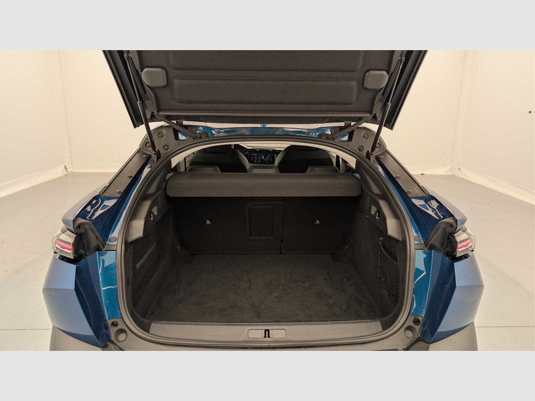 Peugeot 408 Hybrid 145 e-DCS6 Allure (2025) - Photo 11