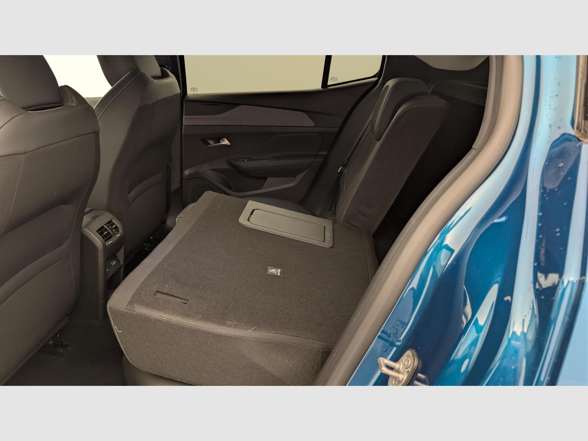 Peugeot 408 Hybrid 145 e-DCS6 Allure (2025) - Photo 12