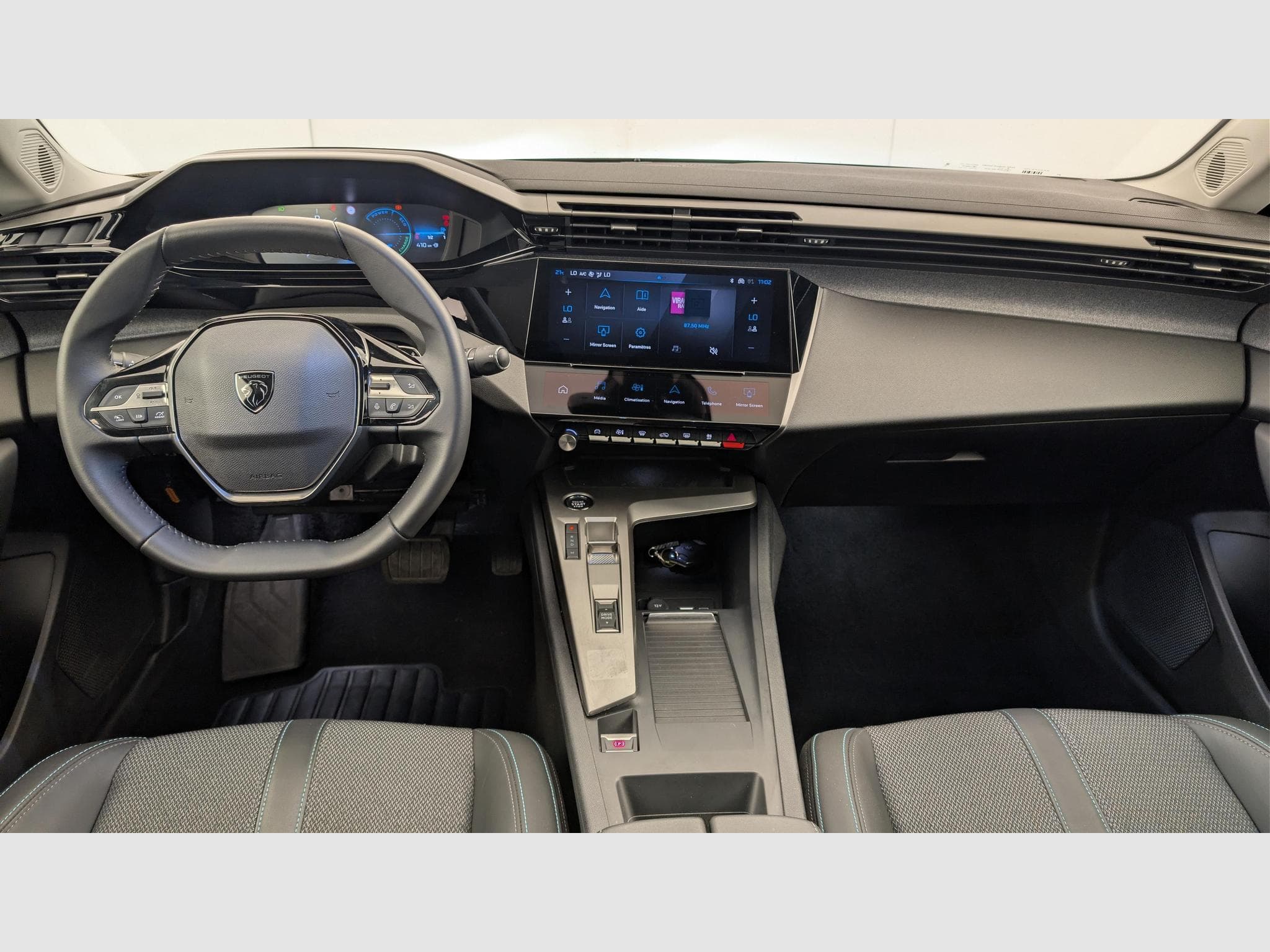 Peugeot 408 Hybrid 145 e-DCS6 Allure (2025) - Photo 13