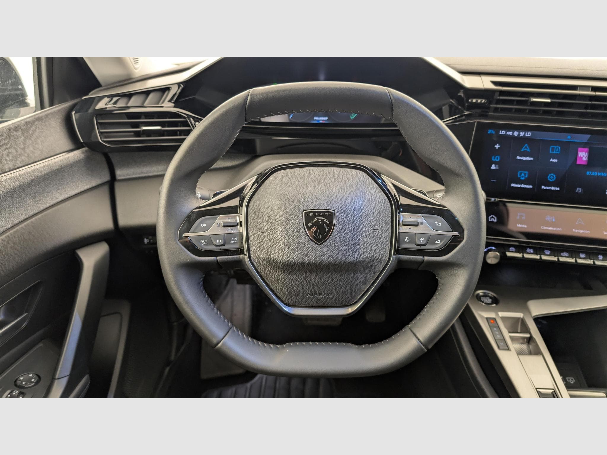 Peugeot 408 Hybrid 145 e-DCS6 Allure (2025) - Photo 14