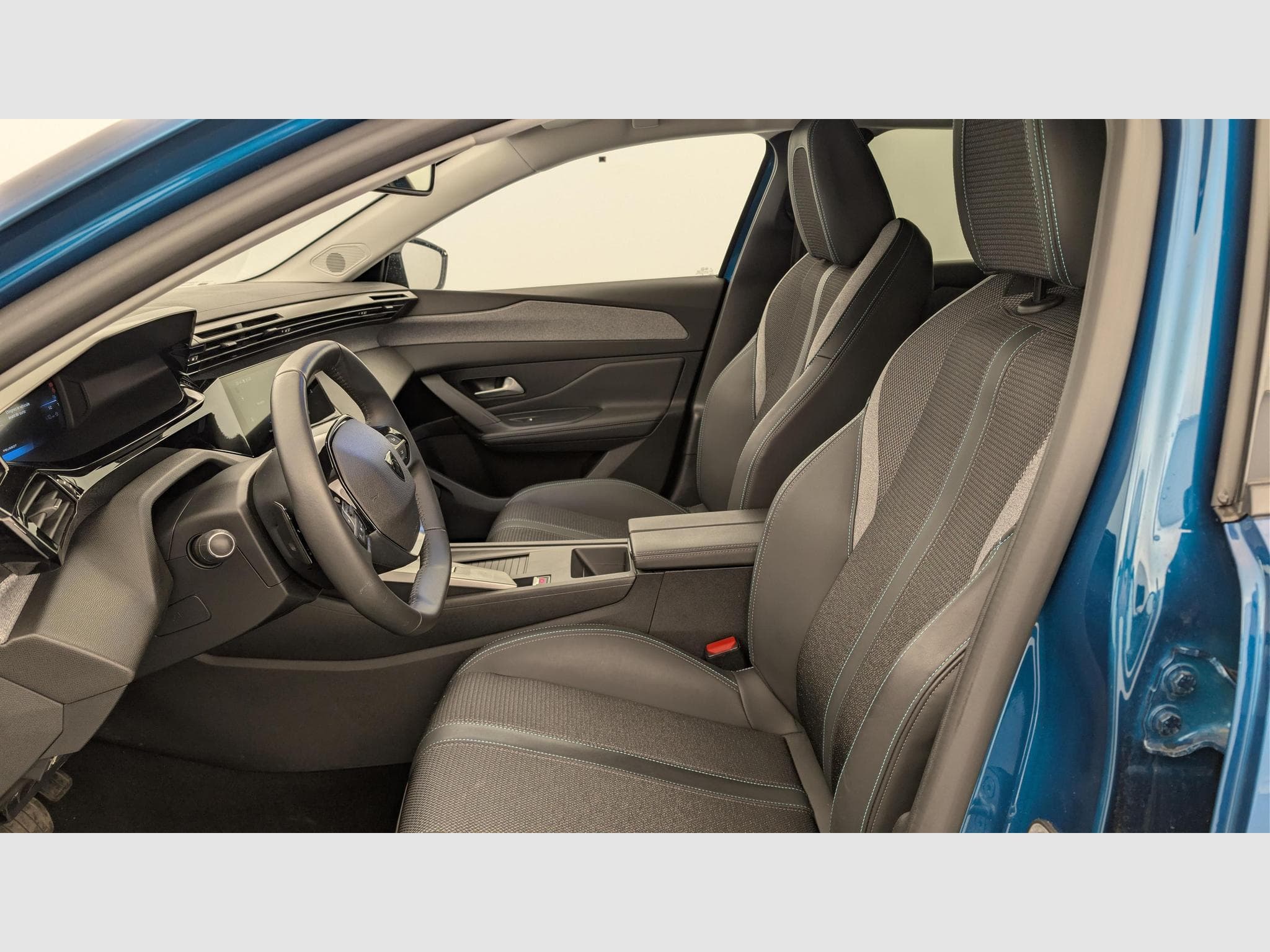 Peugeot 408 Hybrid 145 e-DCS6 Allure (2025) - Photo 16