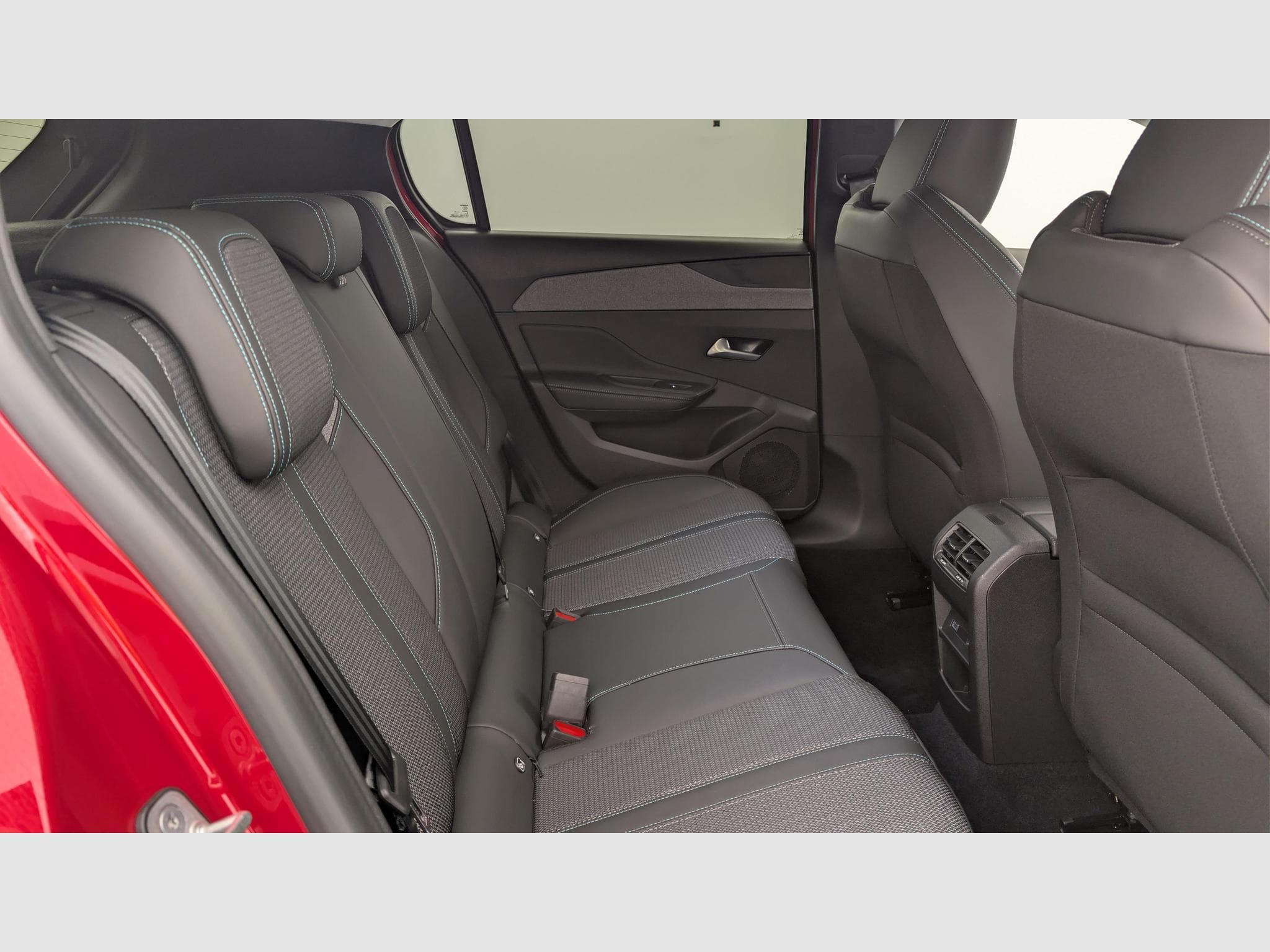 Peugeot 308 Hybrid 145 e-DCS6 Allure (2025) - Photo 10