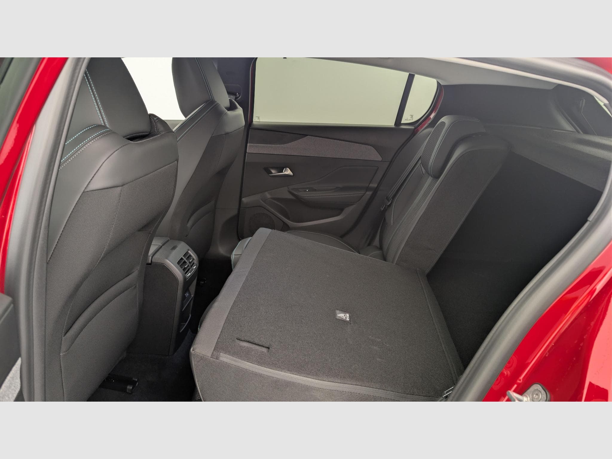 Peugeot 308 Hybrid 145 e-DCS6 Allure (2025) - Photo 12