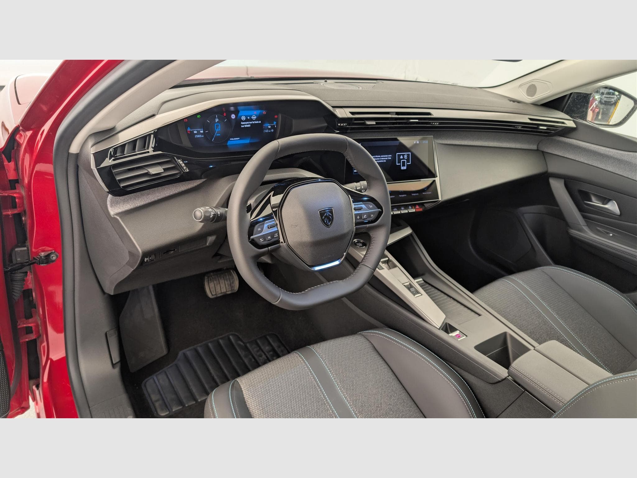 Peugeot 308 Hybrid 145 e-DCS6 Allure (2025) - Photo 15