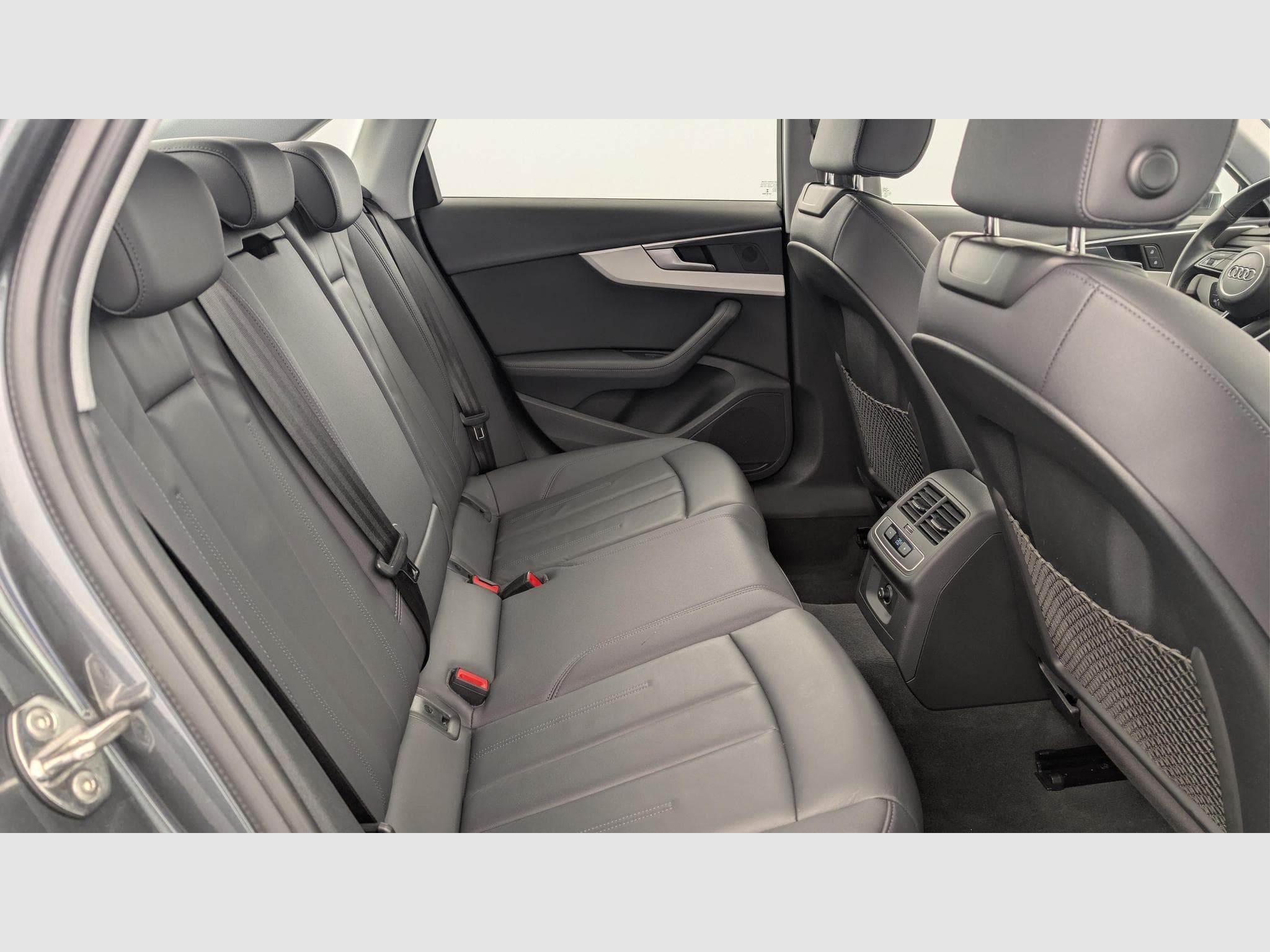 Audi A4 35 TFSI 150 S tronic 7 Design (2021) - Photo 10