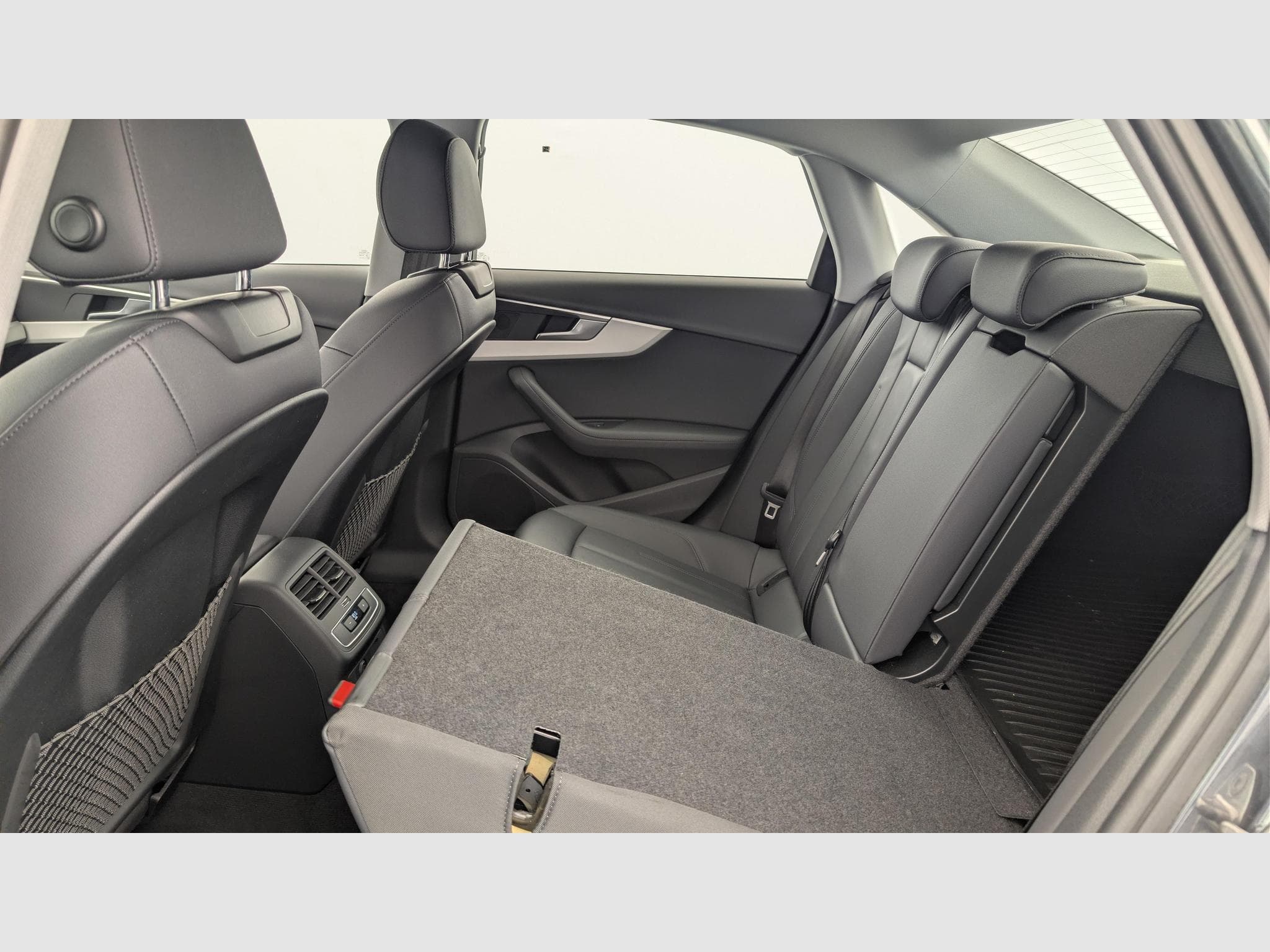 Audi A4 35 TFSI 150 S tronic 7 Design (2021) - Photo 12