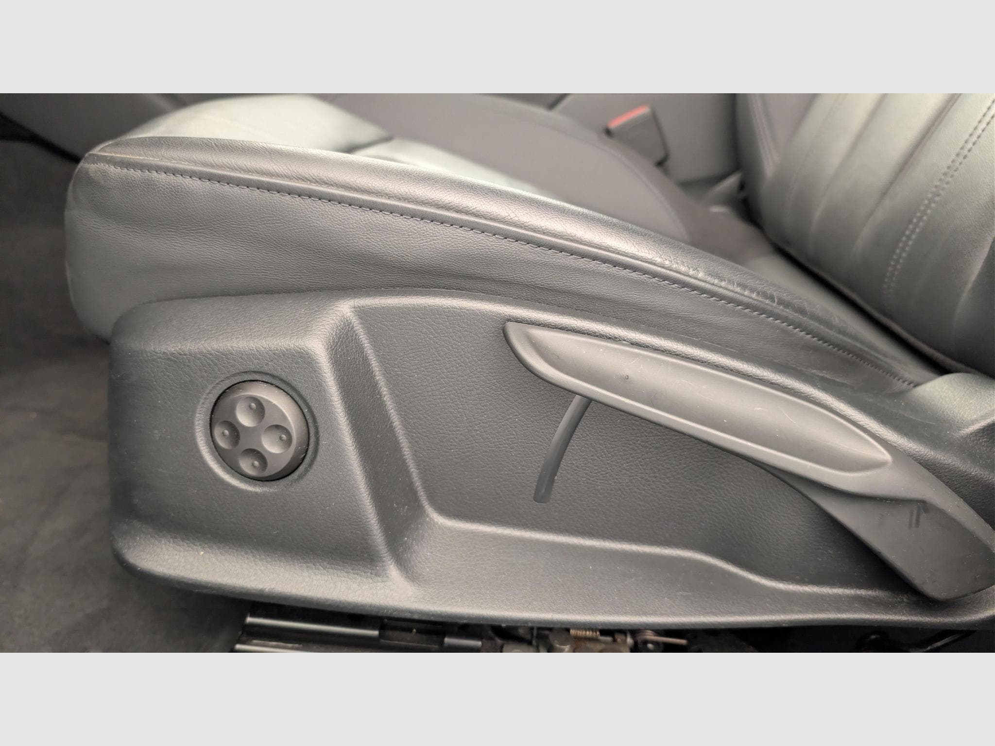 Audi A4 35 TFSI 150 S tronic 7 Design (2021) - Photo 19