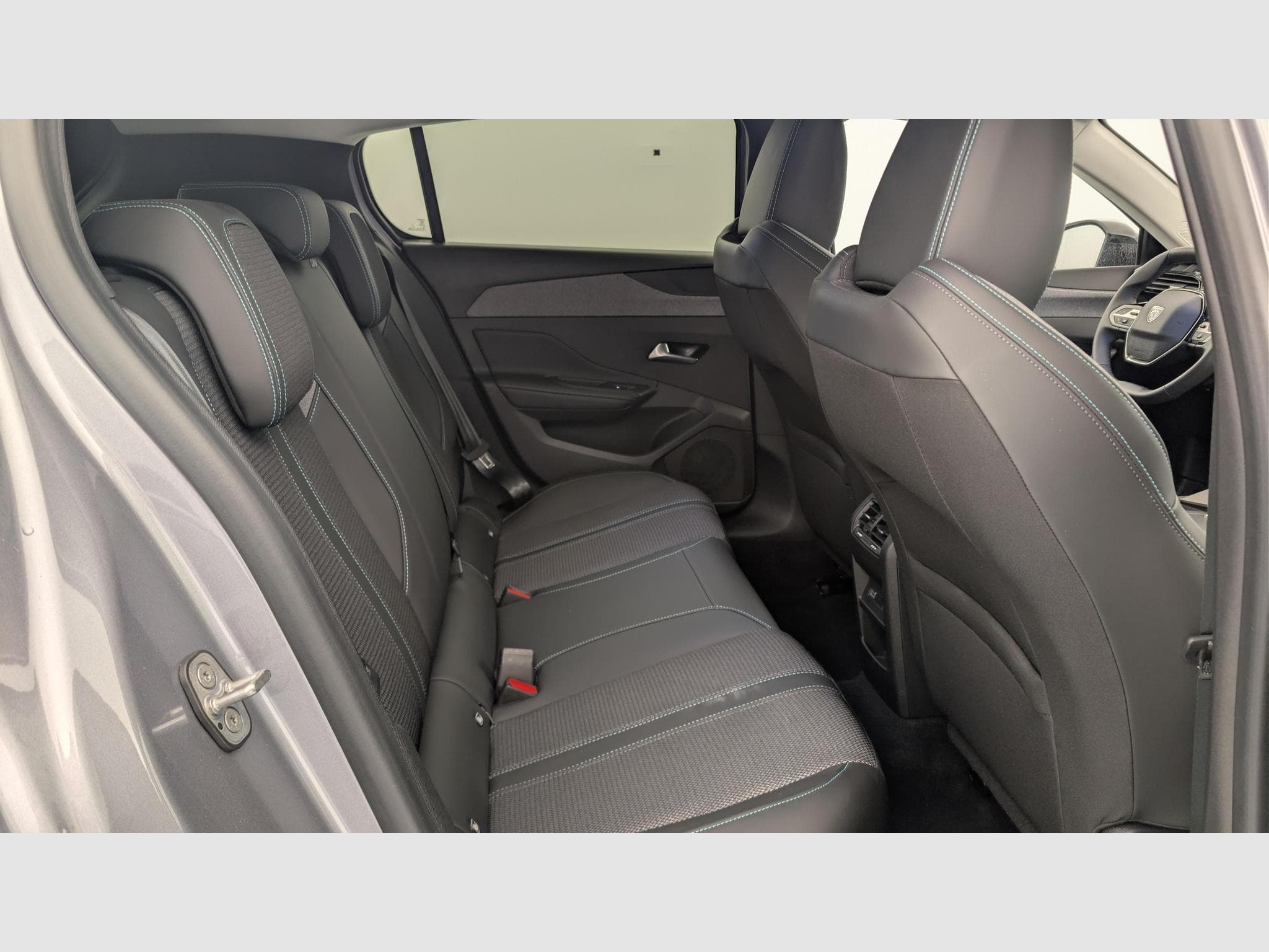 Peugeot 308 Hybrid 145 e-DCS6 Allure (2025) - Foto 10