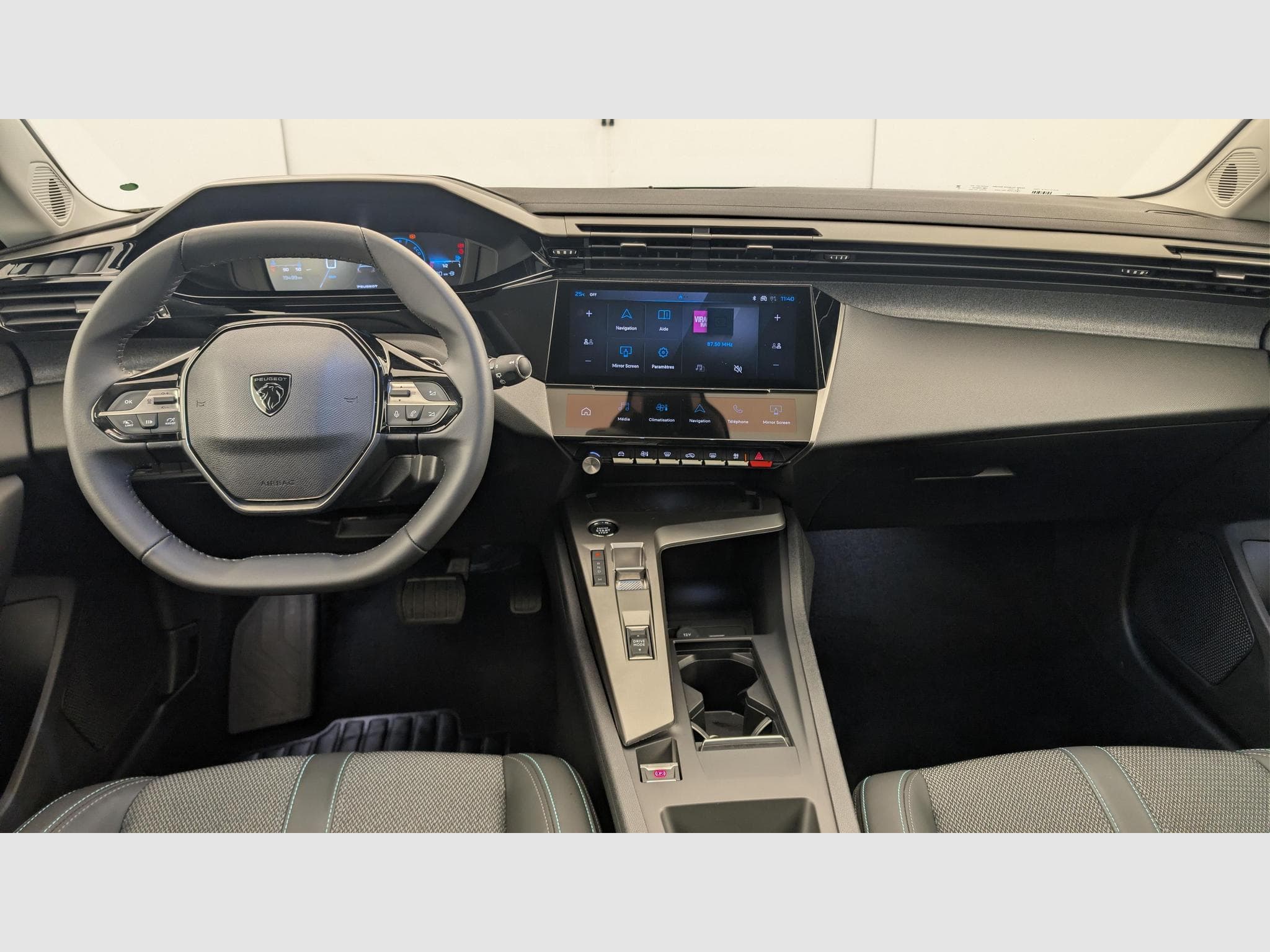 Peugeot 308 Hybrid 145 e-DCS6 Allure (2025) - Foto 13