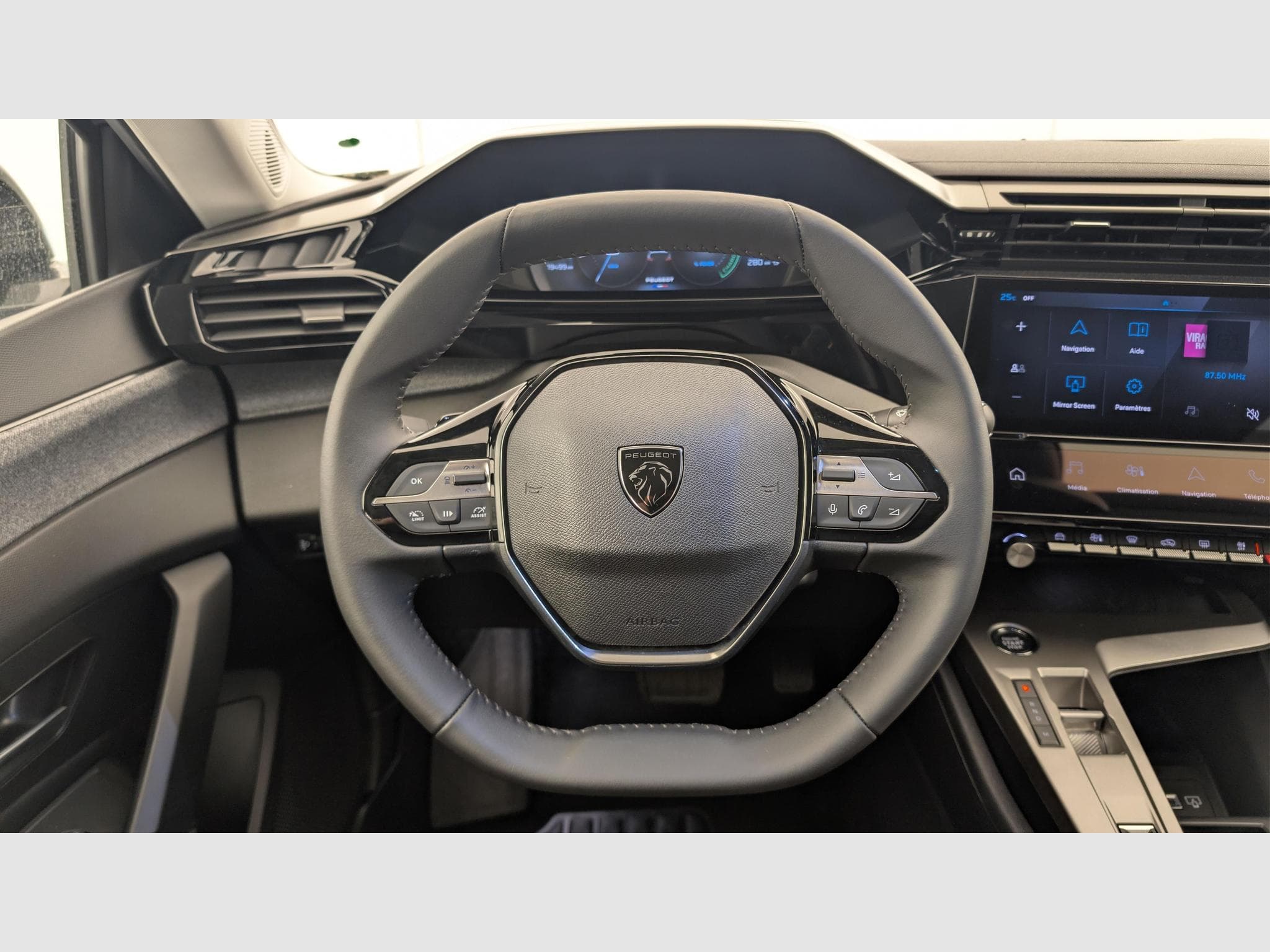 Peugeot 308 Hybrid 145 e-DCS6 Allure (2025) - Foto 14
