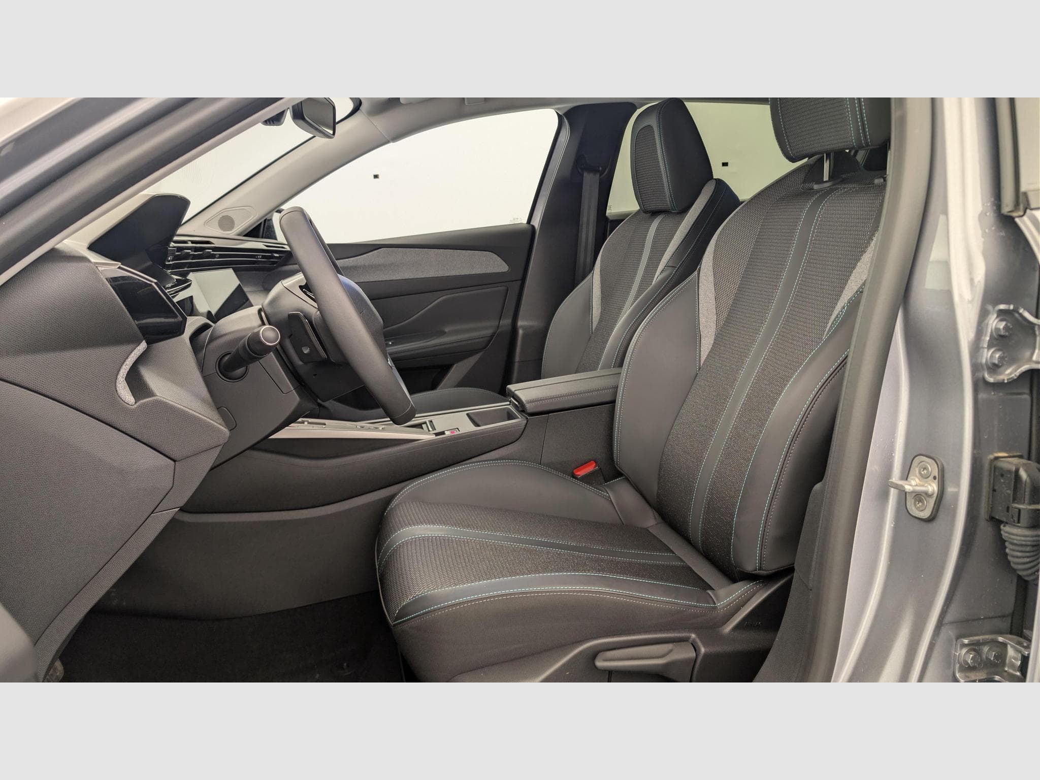Peugeot 308 Hybrid 145 e-DCS6 Allure (2025) - Foto 16