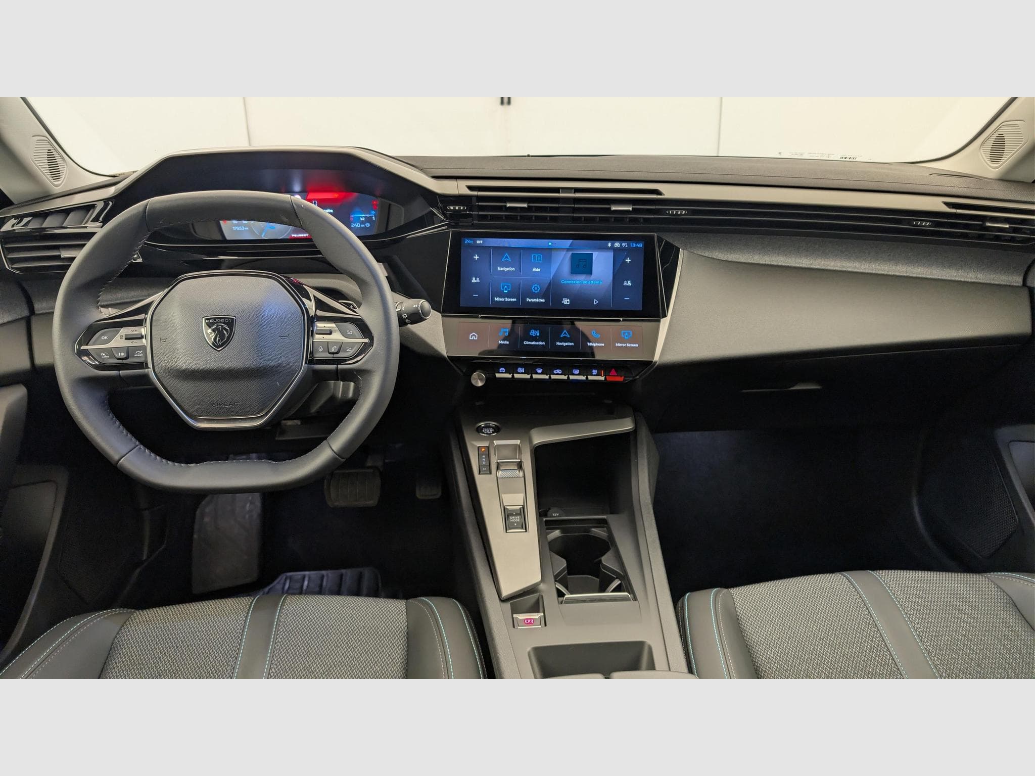 Peugeot 308 Hybrid 145 e-DCS6 Allure (2025) - Foto 13