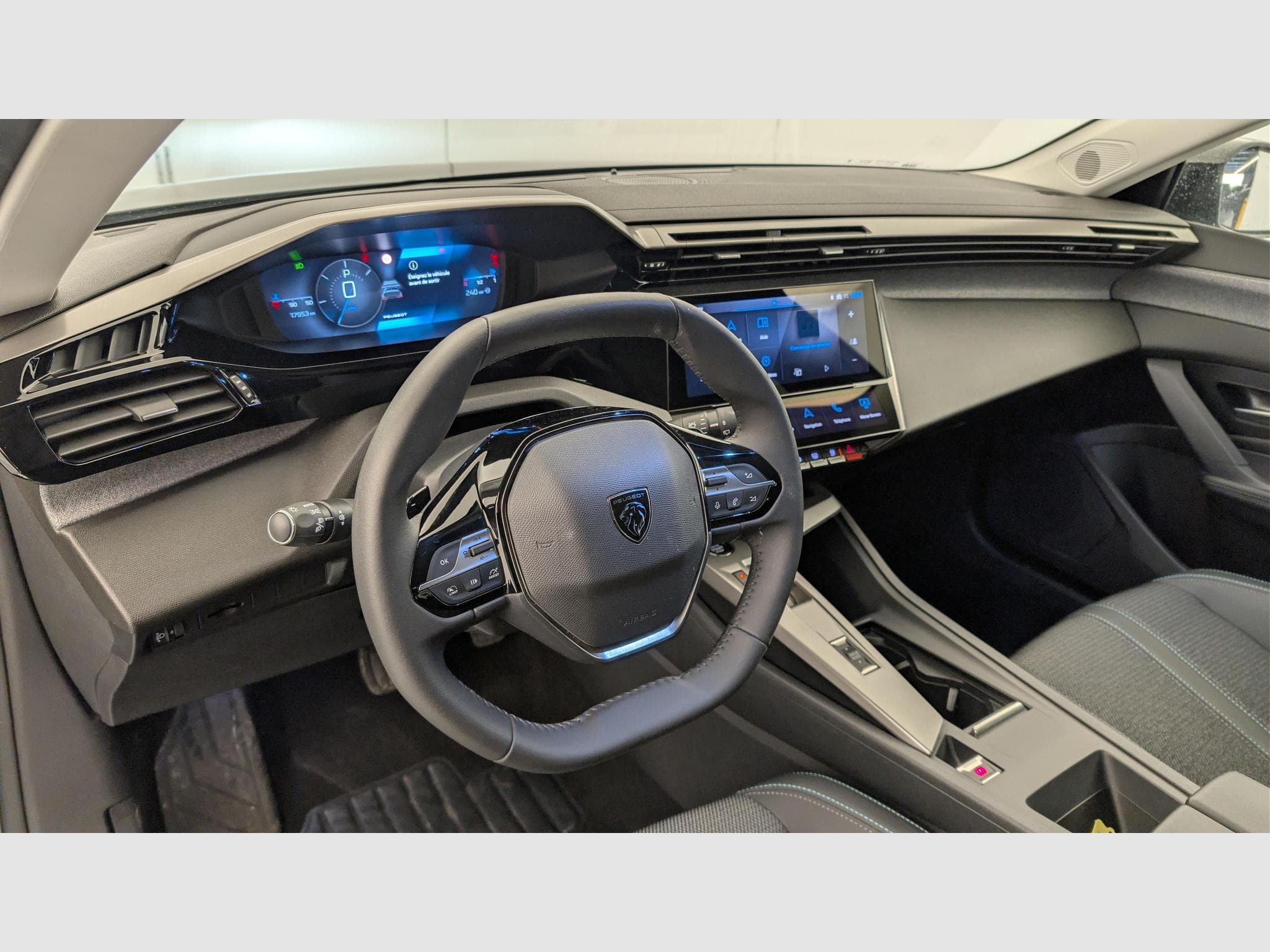 Peugeot 308 Hybrid 145 e-DCS6 Allure (2025) - Foto 15
