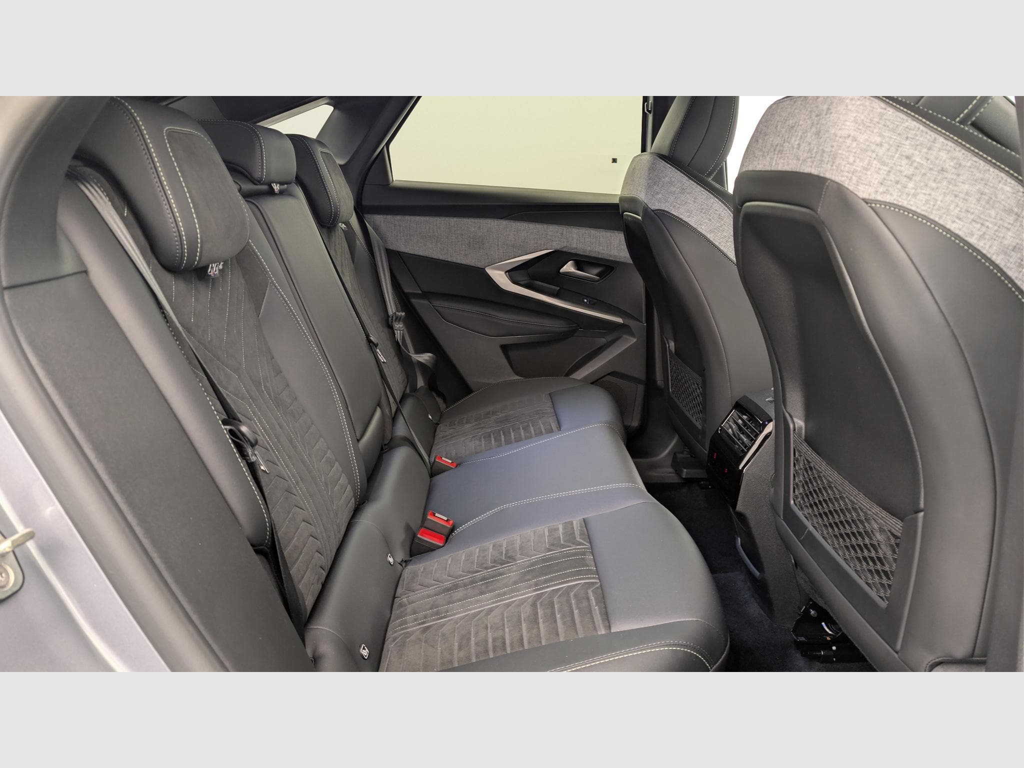 Peugeot 3008 Hybrid 145 e-DCS6 GT (2025) - Photo 10