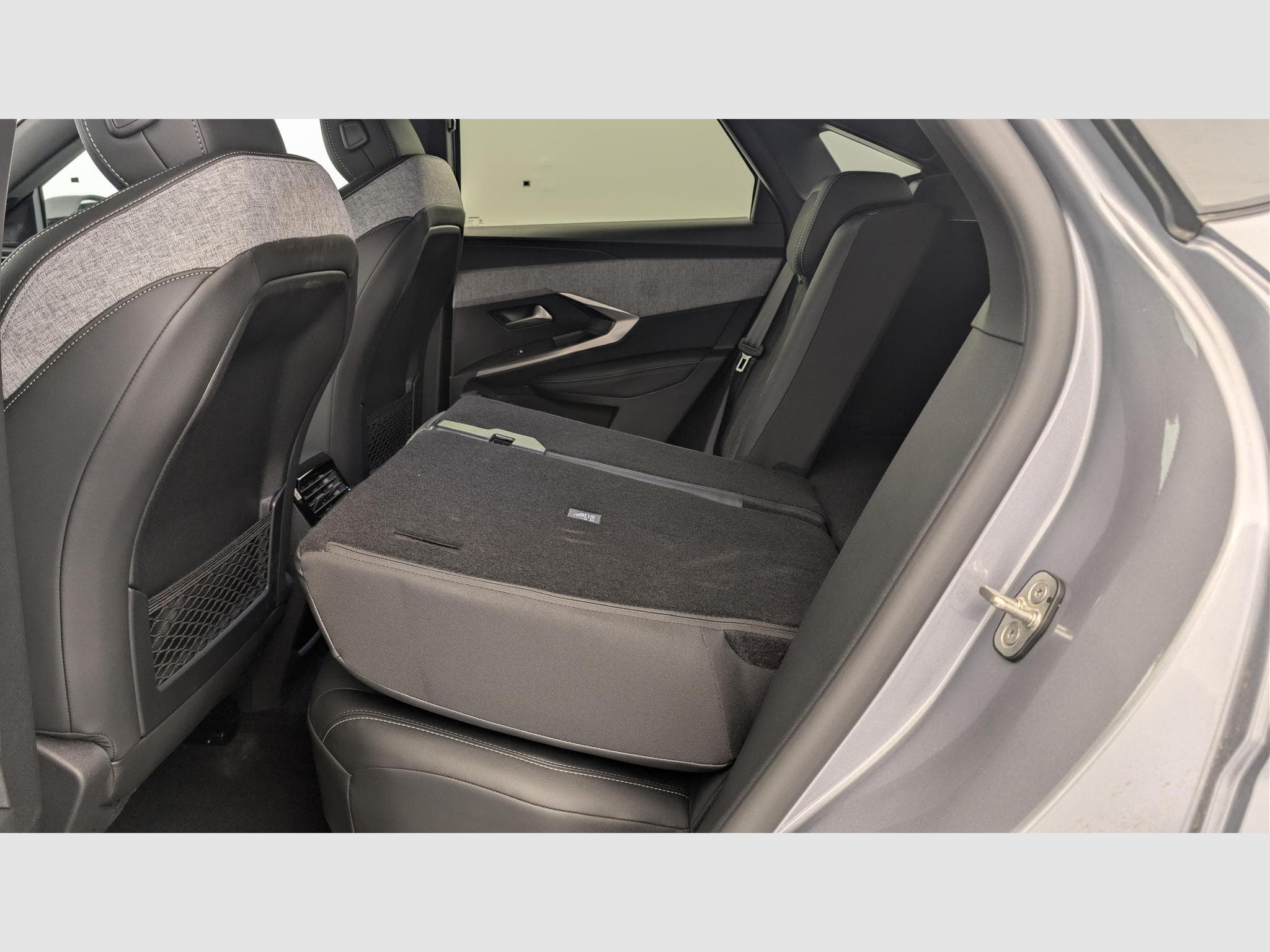 Peugeot 3008 Hybrid 145 e-DCS6 GT (2025) - Photo 12