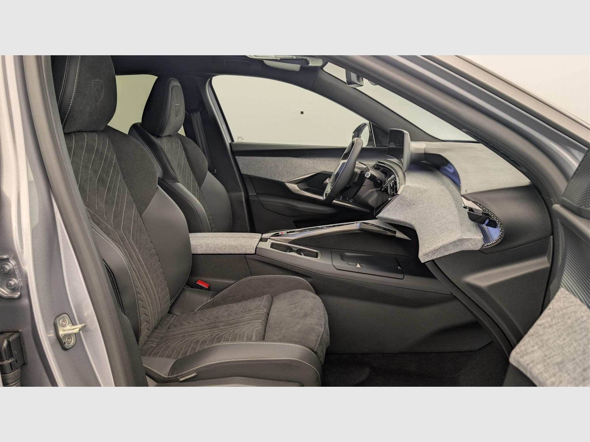 Peugeot 3008 Hybrid 145 e-DCS6 GT (2025) - Photo 9