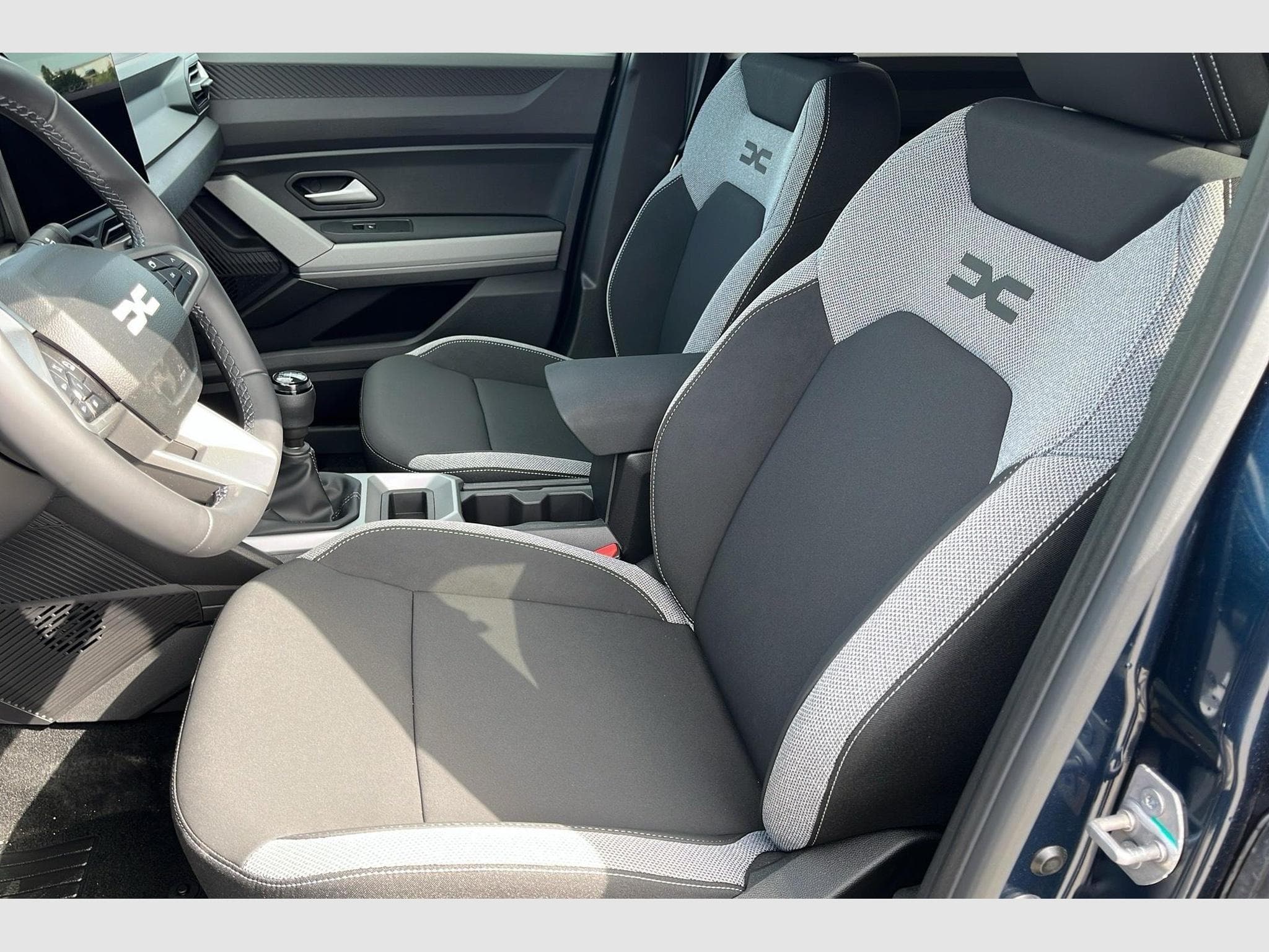 Dacia BIGSTER Mild Hybrid 140 Journey (2026) - Photo 9