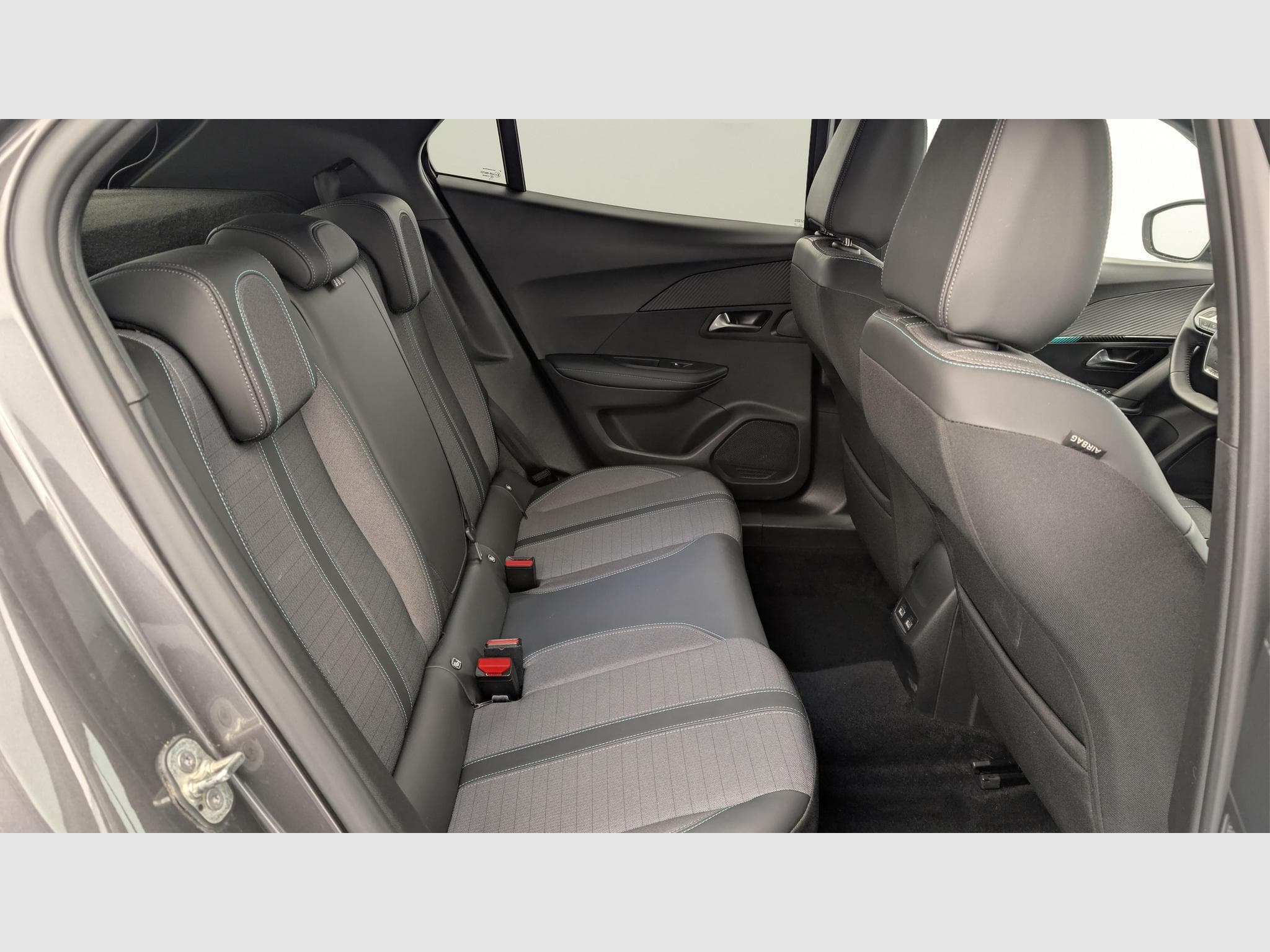 Peugeot 2008 PureTech 130 S&S BVM6 Allure (2023) - Foto 10