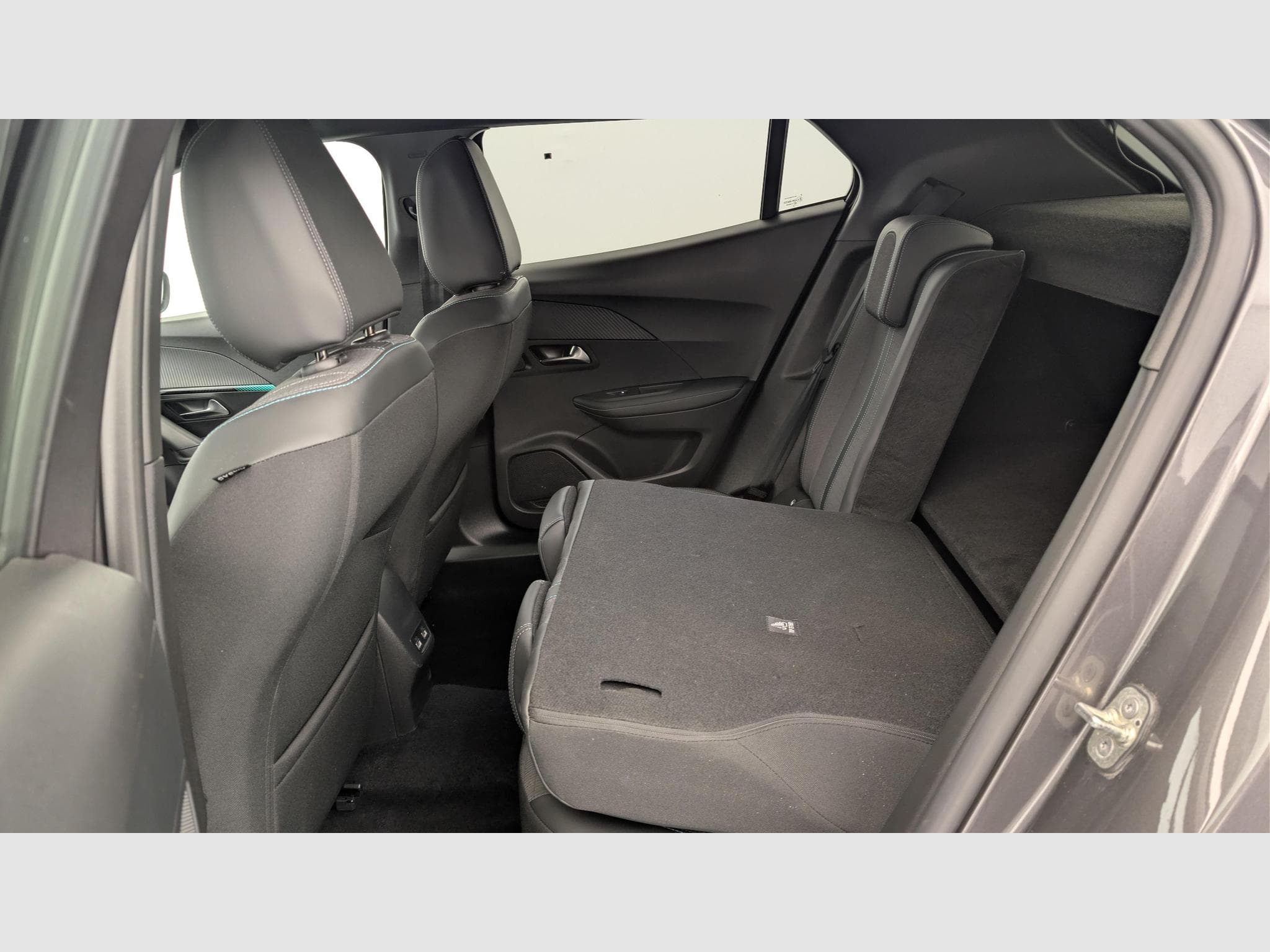 Peugeot 2008 PureTech 130 S&S BVM6 Allure (2023) - Foto 12