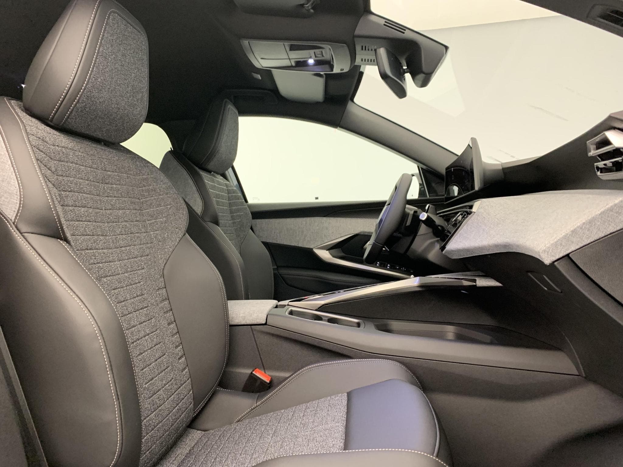Peugeot 5008 HYBRID 145 CH E-DCS6 ALLURE (2026) - Foto 9
