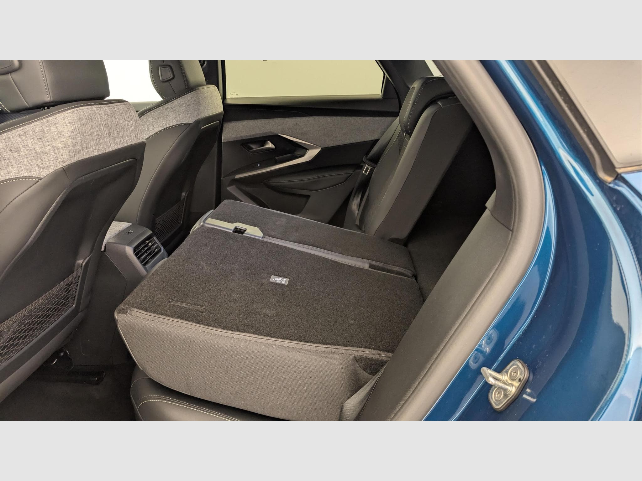 Peugeot 3008 Hybrid 145 e-DCS6 GT (2025) - Foto 12