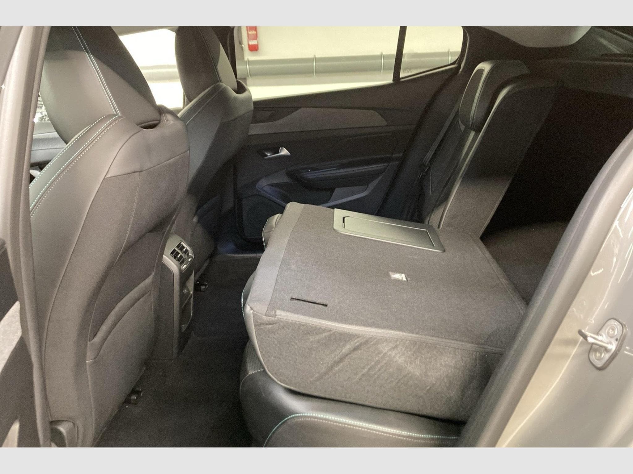Peugeot 408 Hybrid 145 e-DCS6 Allure (2025) - Photo 10