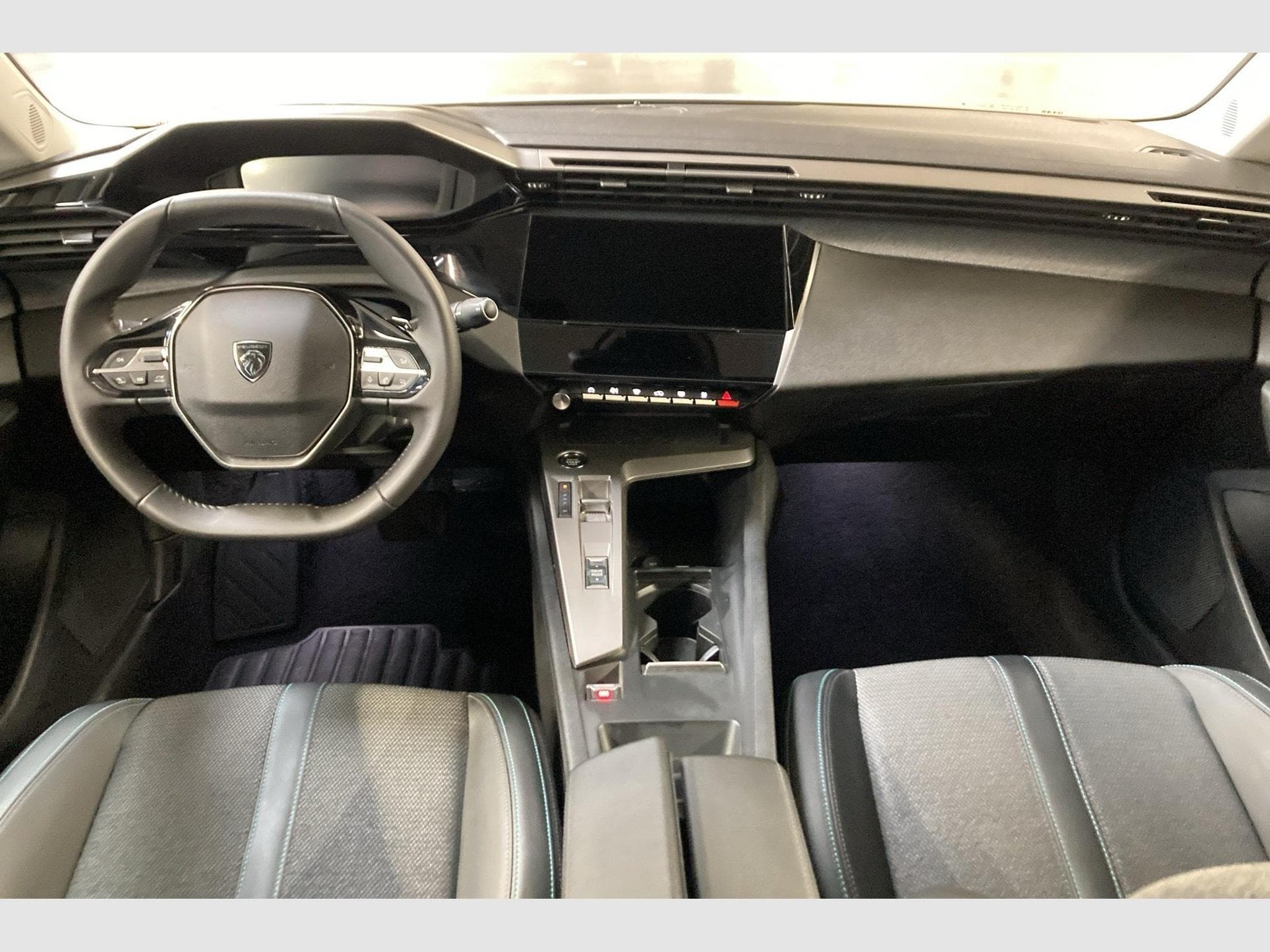 Peugeot 408 Hybrid 145 e-DCS6 Allure (2025) - Photo 12