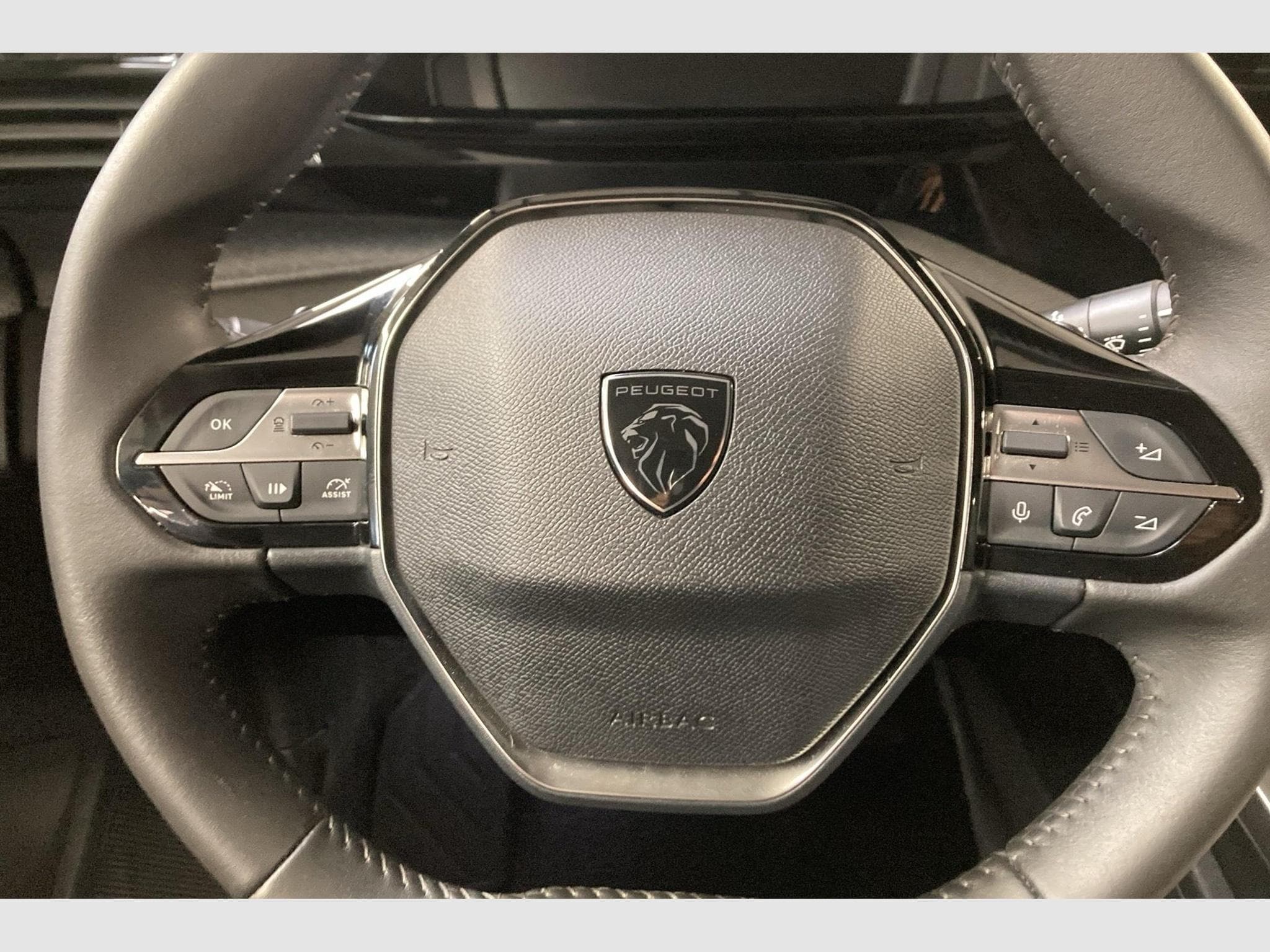 Peugeot 408 Hybrid 145 e-DCS6 Allure (2025) - Photo 15