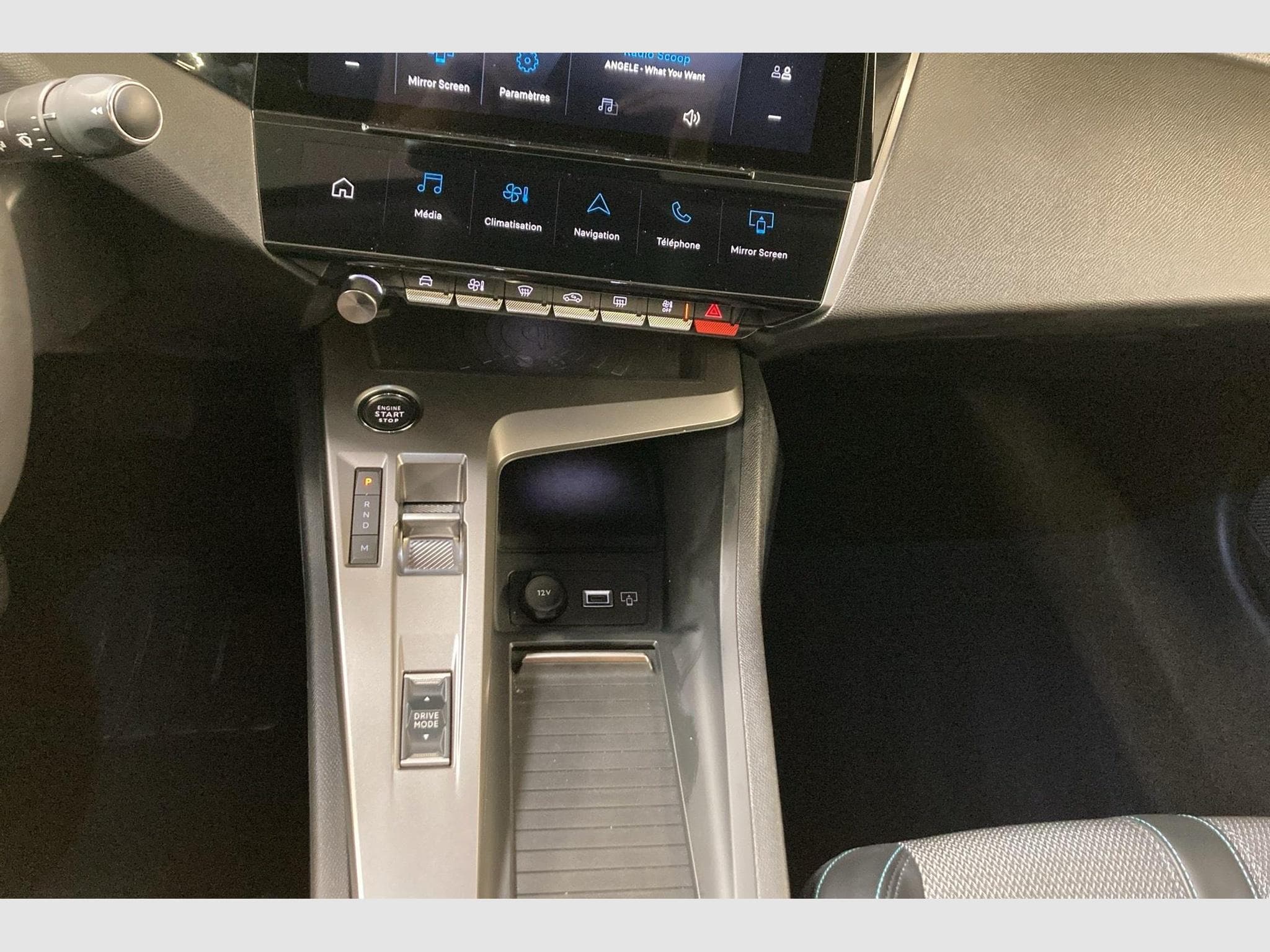 Peugeot 408 Hybrid 145 e-DCS6 Allure (2025) - Photo 16