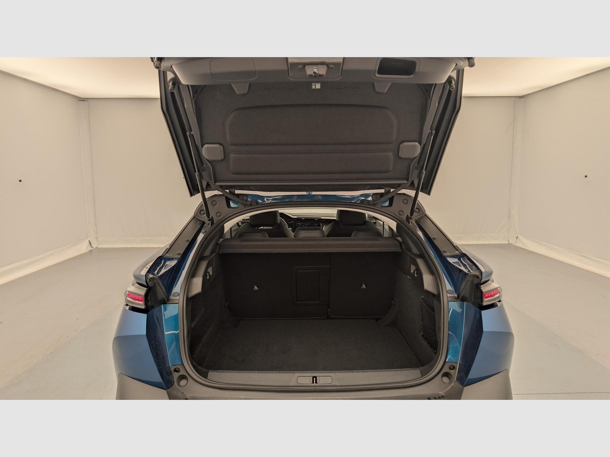 Peugeot 408 Hybrid 145 e-DCS6 Allure (2025) - Photo 11