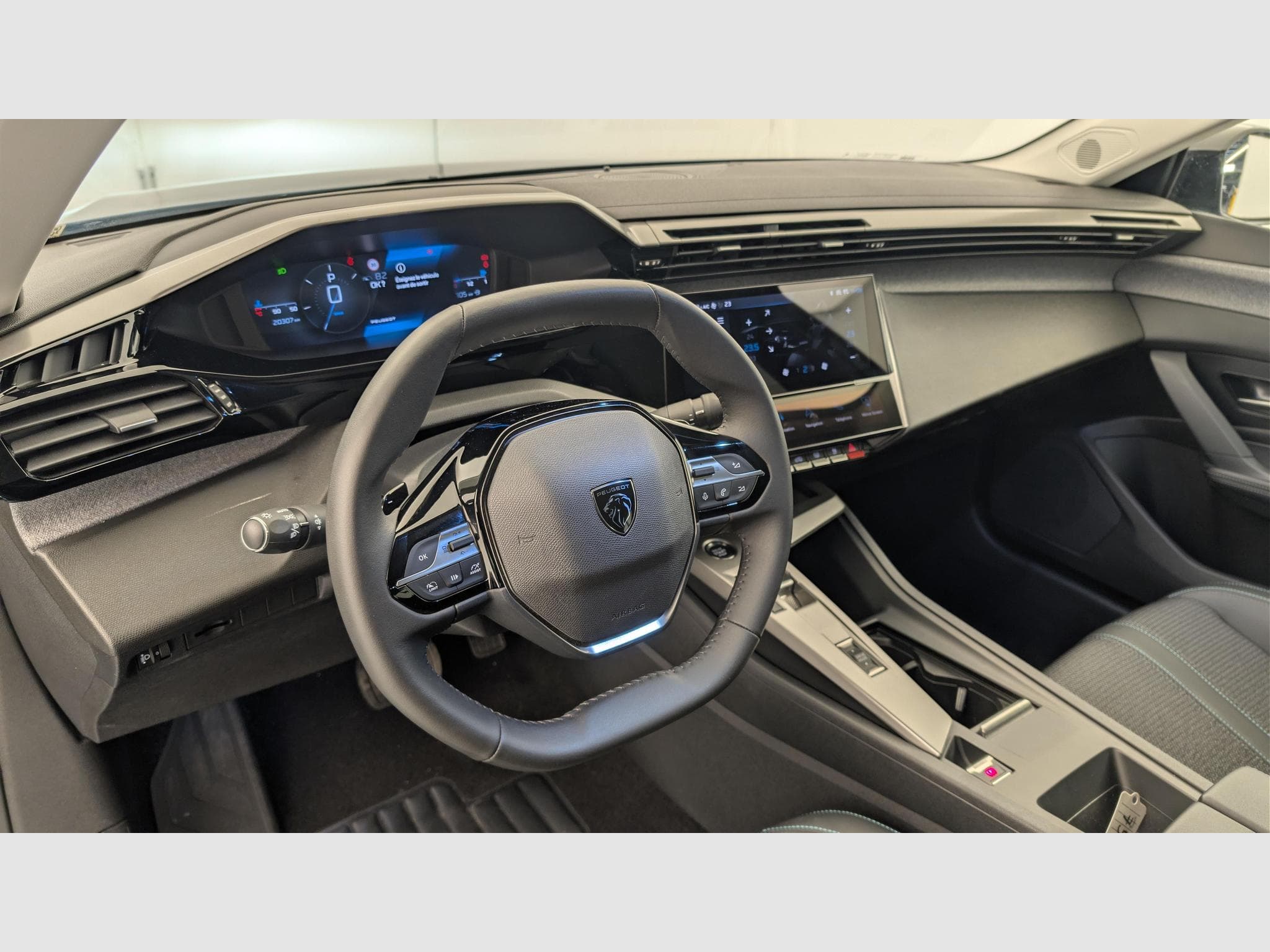 Peugeot 408 Hybrid 145 e-DCS6 Allure (2025) - Photo 15