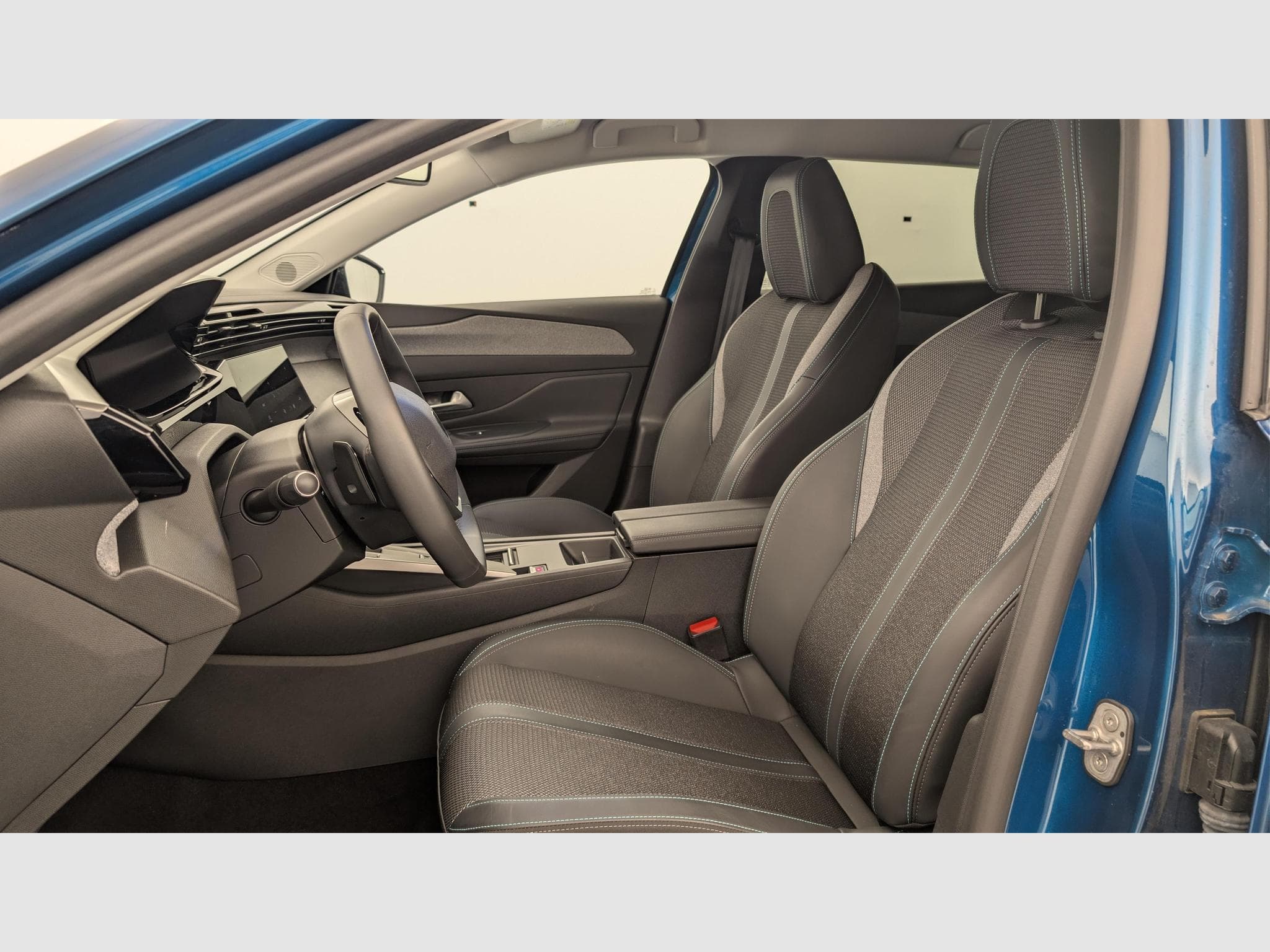 Peugeot 408 Hybrid 145 e-DCS6 Allure (2025) - Photo 16