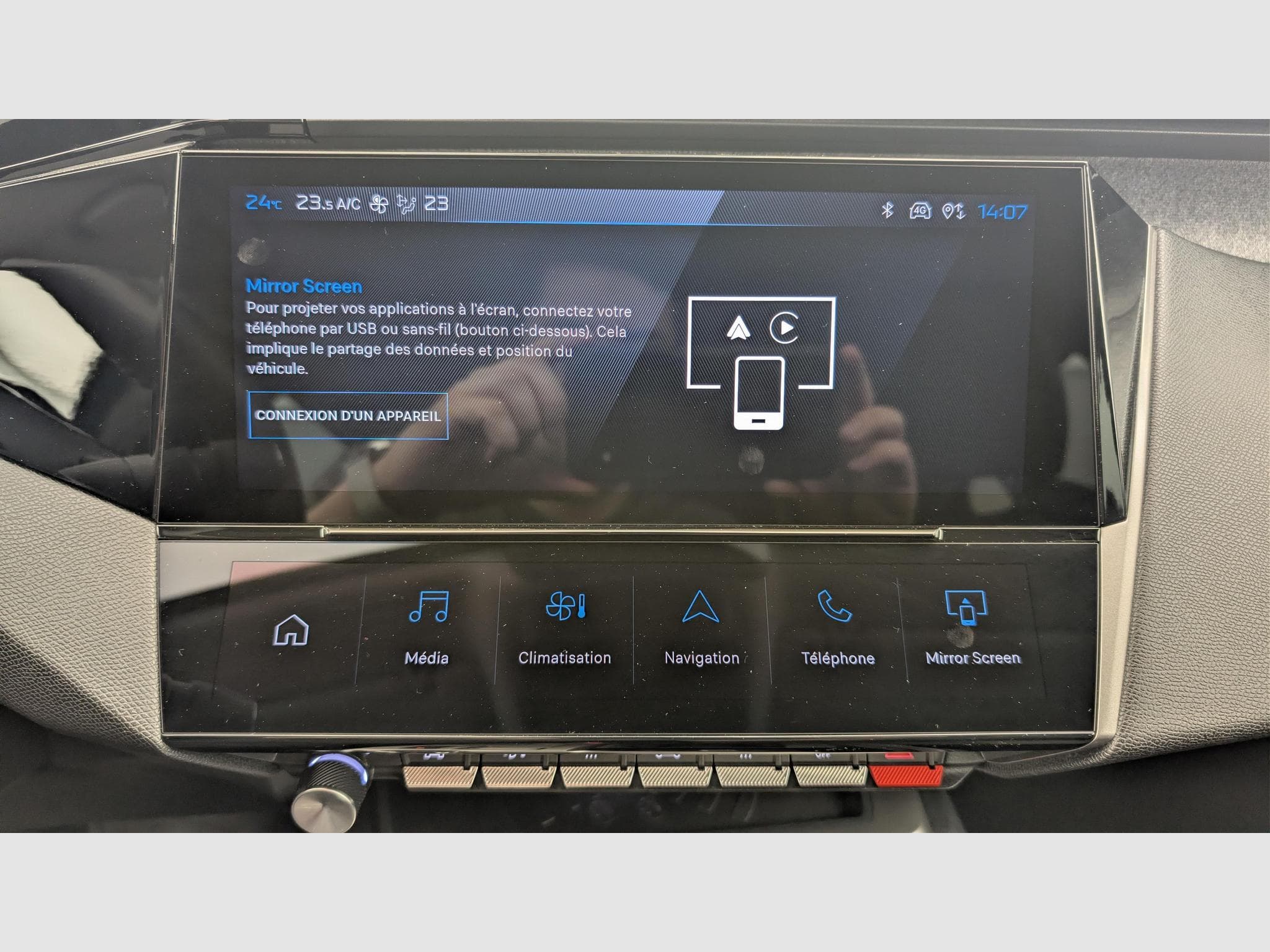 Peugeot 408 Hybrid 145 e-DCS6 Allure (2025) - Photo 17