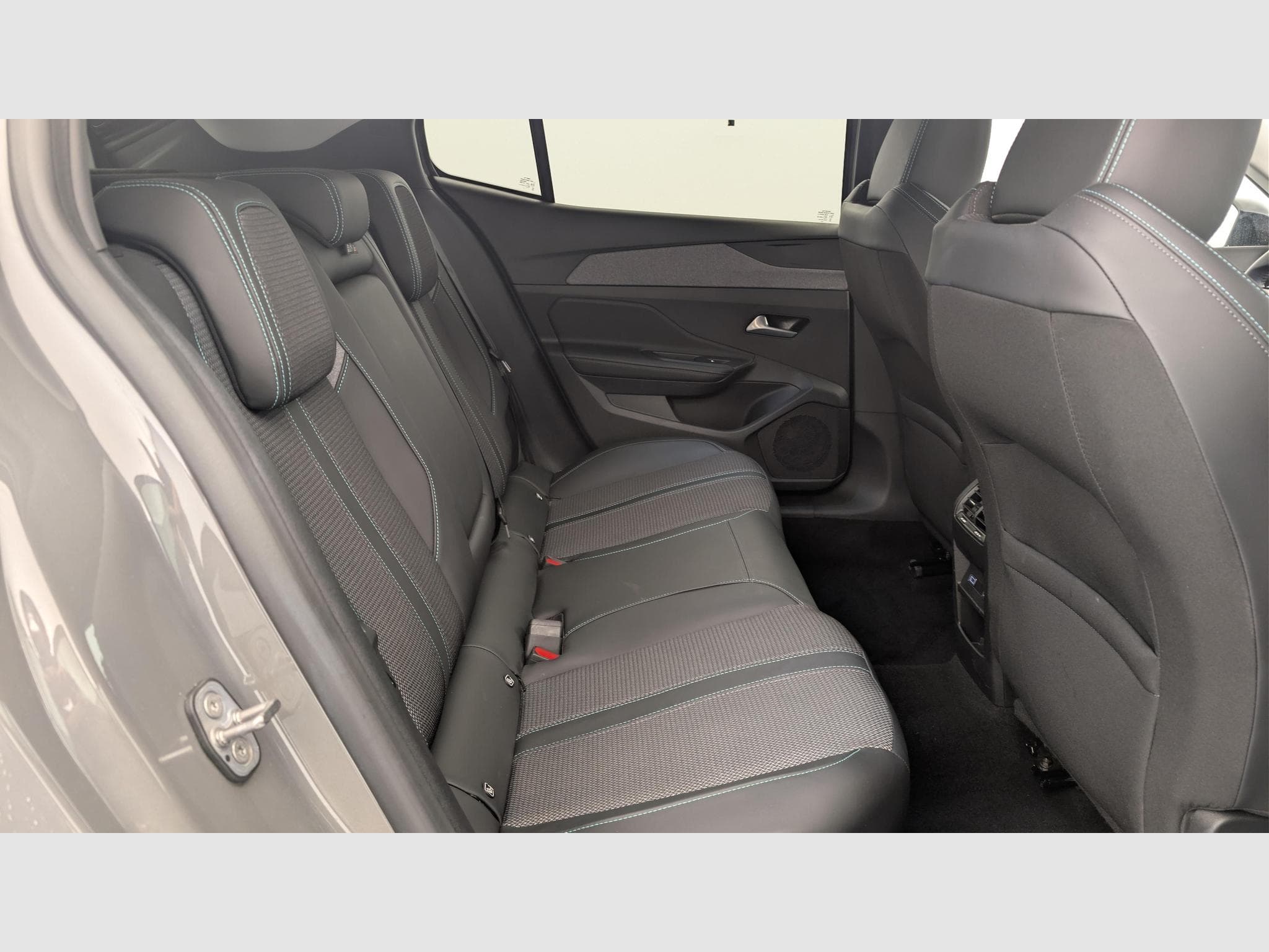 Peugeot 408 Hybrid 145 e-DCS6 Allure (2025) - Photo 10