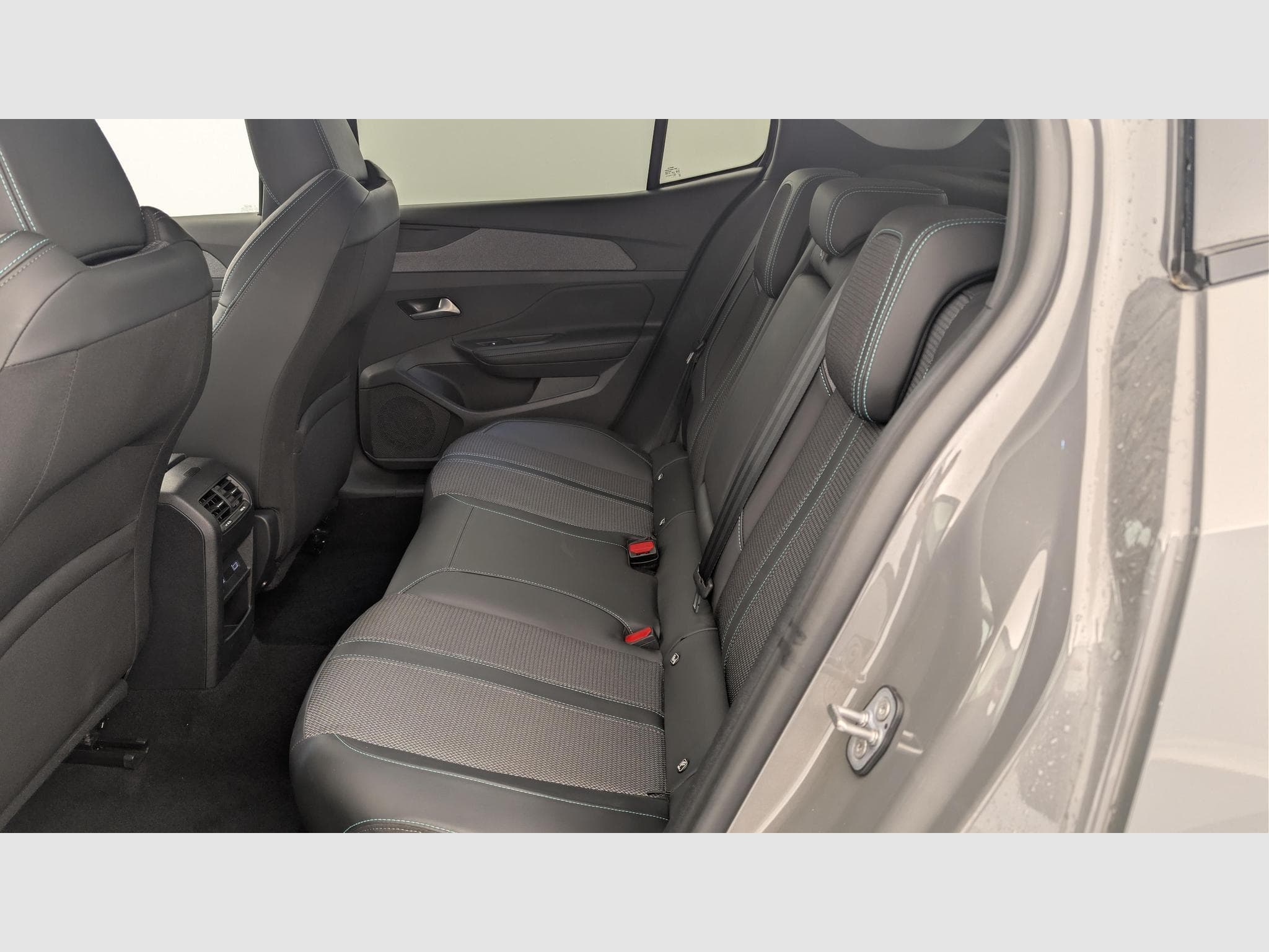 Peugeot 408 Hybrid 145 e-DCS6 Allure (2025) - Photo 12