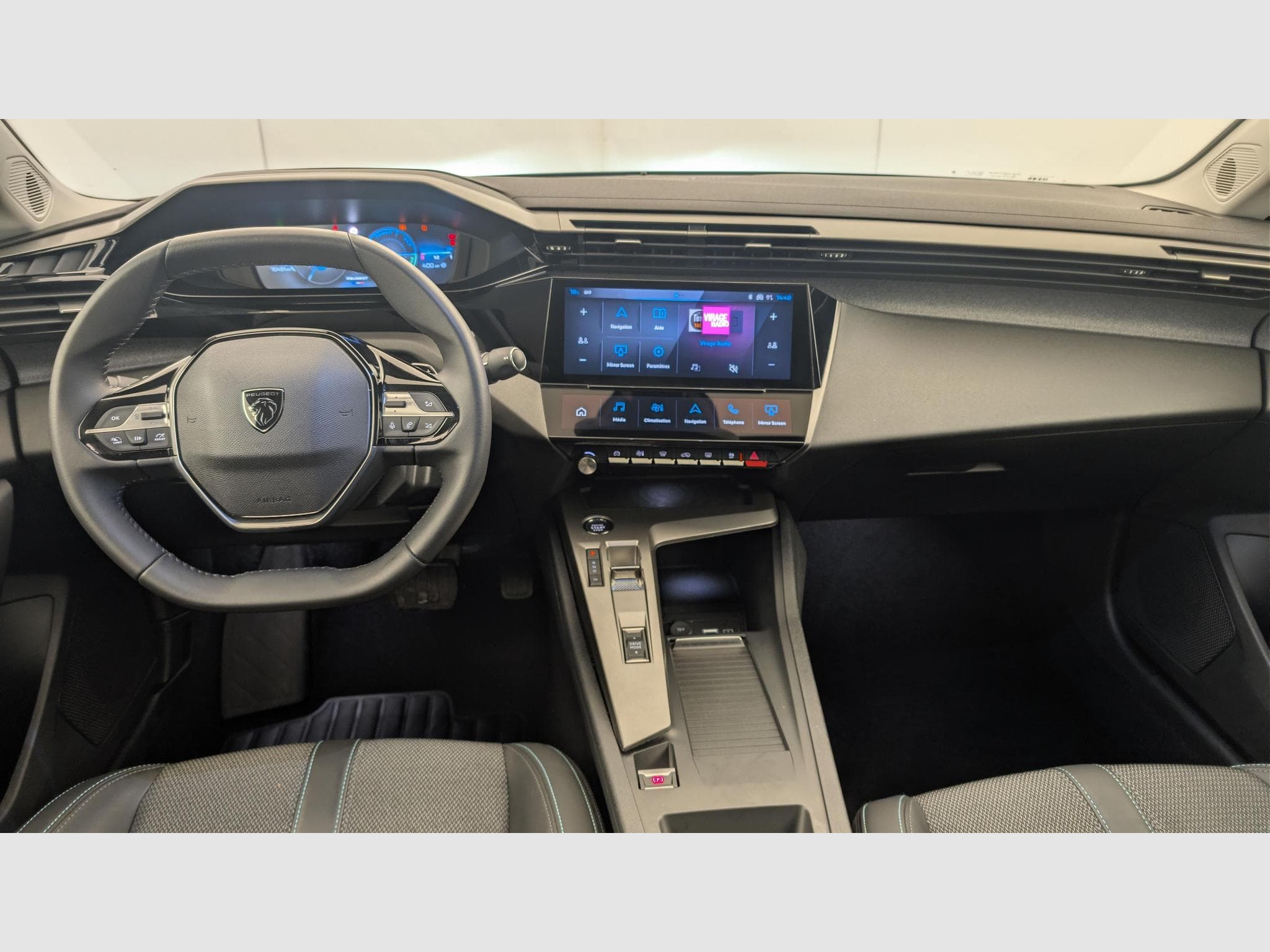 Peugeot 408 Hybrid 145 e-DCS6 Allure (2025) - Photo 13