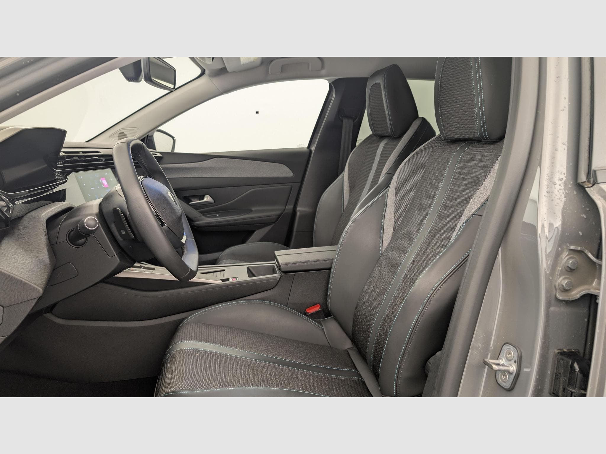 Peugeot 408 Hybrid 145 e-DCS6 Allure (2025) - Photo 16