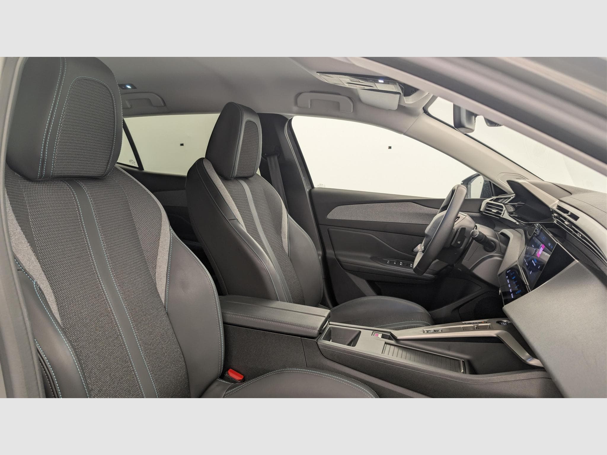 Peugeot 408 Hybrid 145 e-DCS6 Allure (2025) - Photo 9
