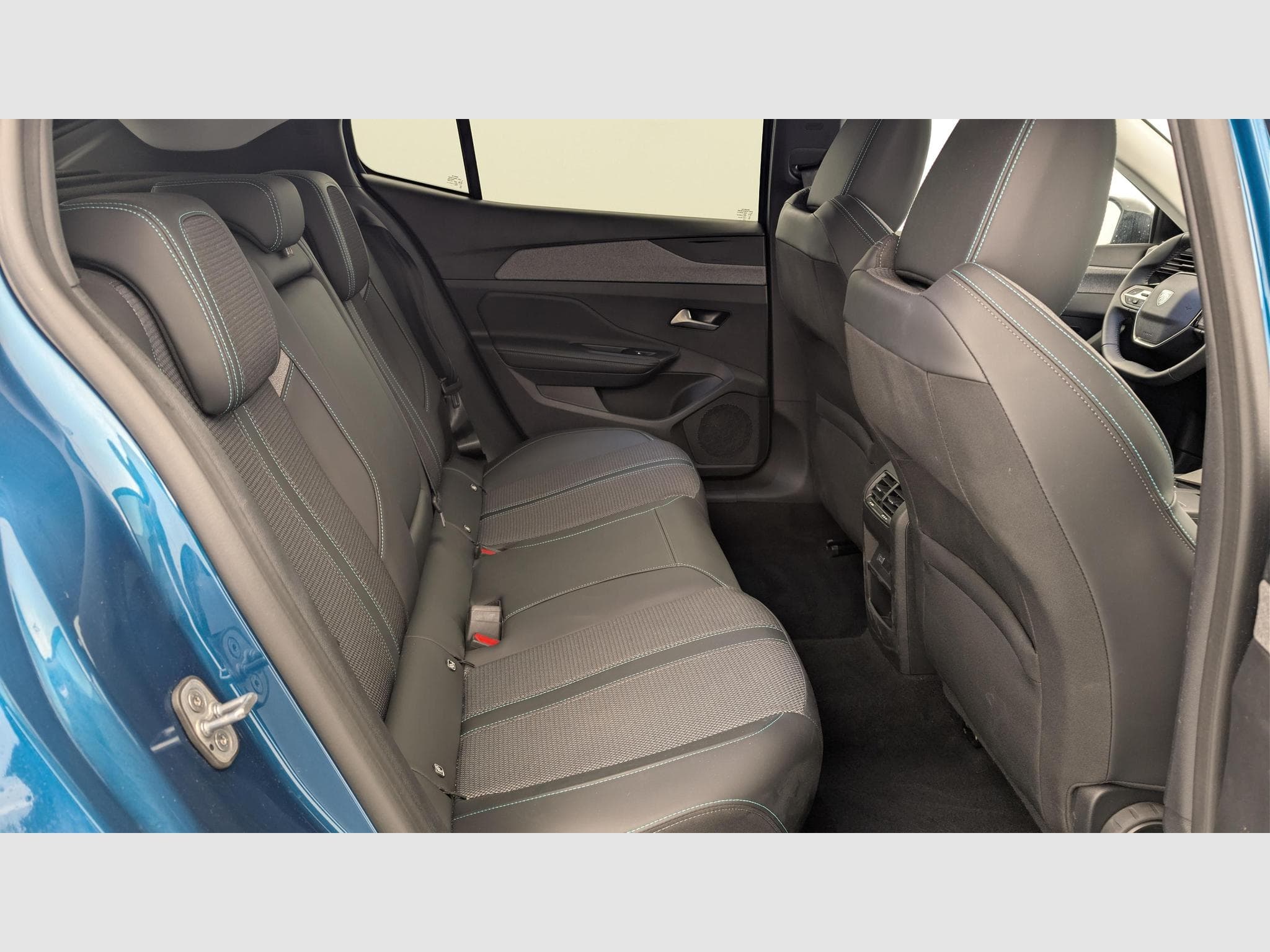 Peugeot 408 Hybrid 145 e-DCS6 Allure (2025) - Photo 10