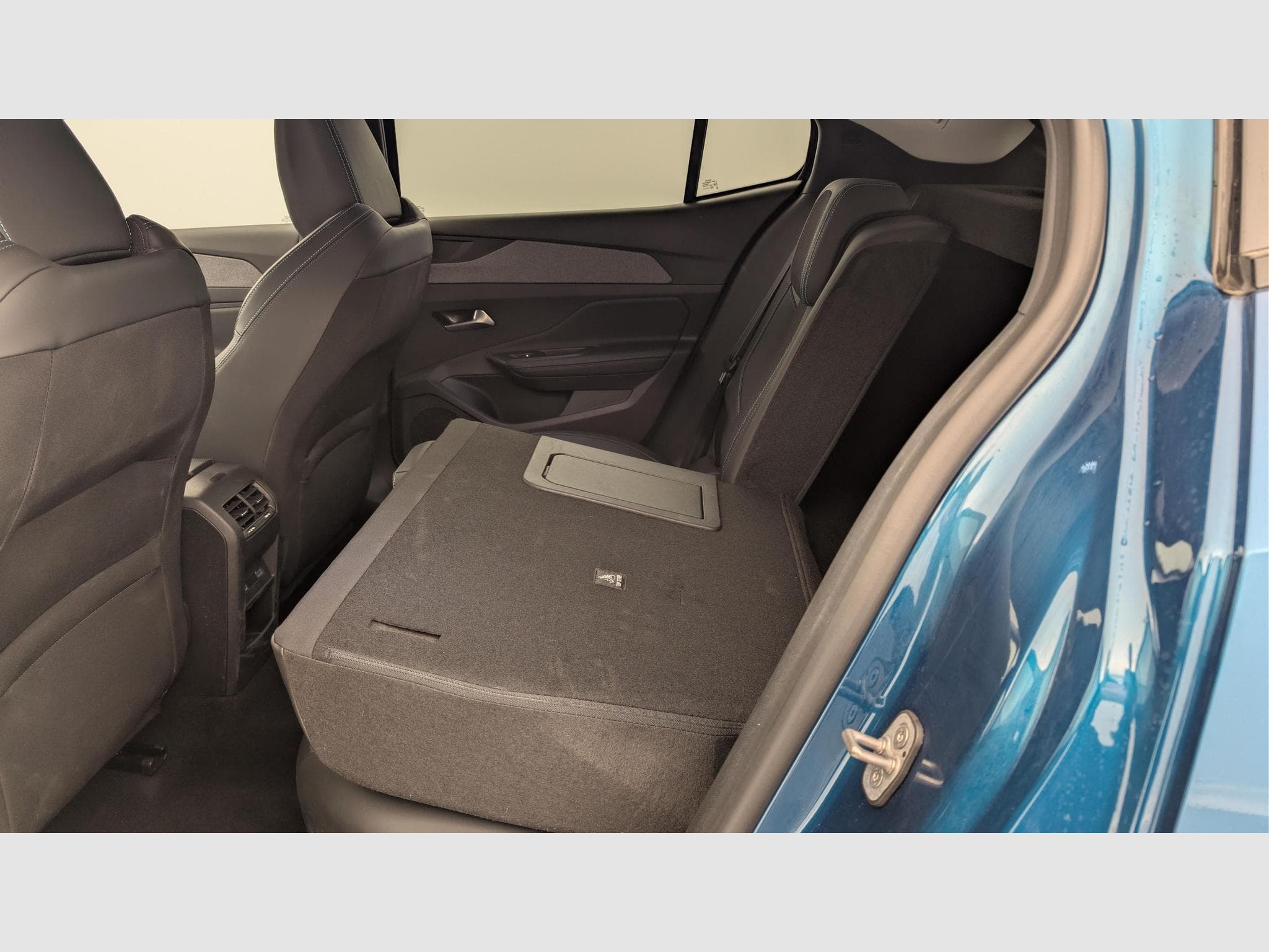 Peugeot 408 Hybrid 145 e-DCS6 Allure (2025) - Photo 12
