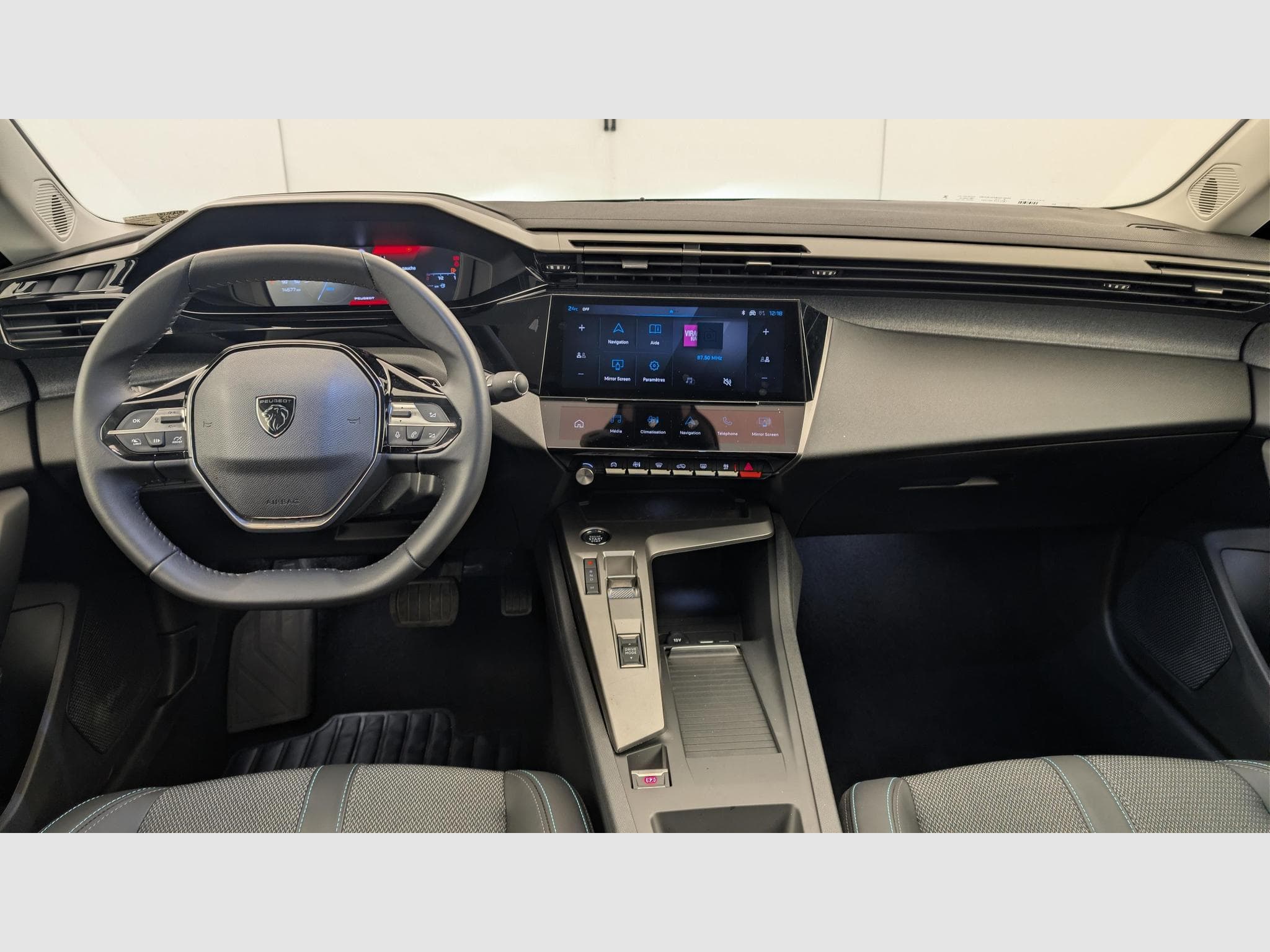 Peugeot 408 Hybrid 145 e-DCS6 Allure (2025) - Photo 13