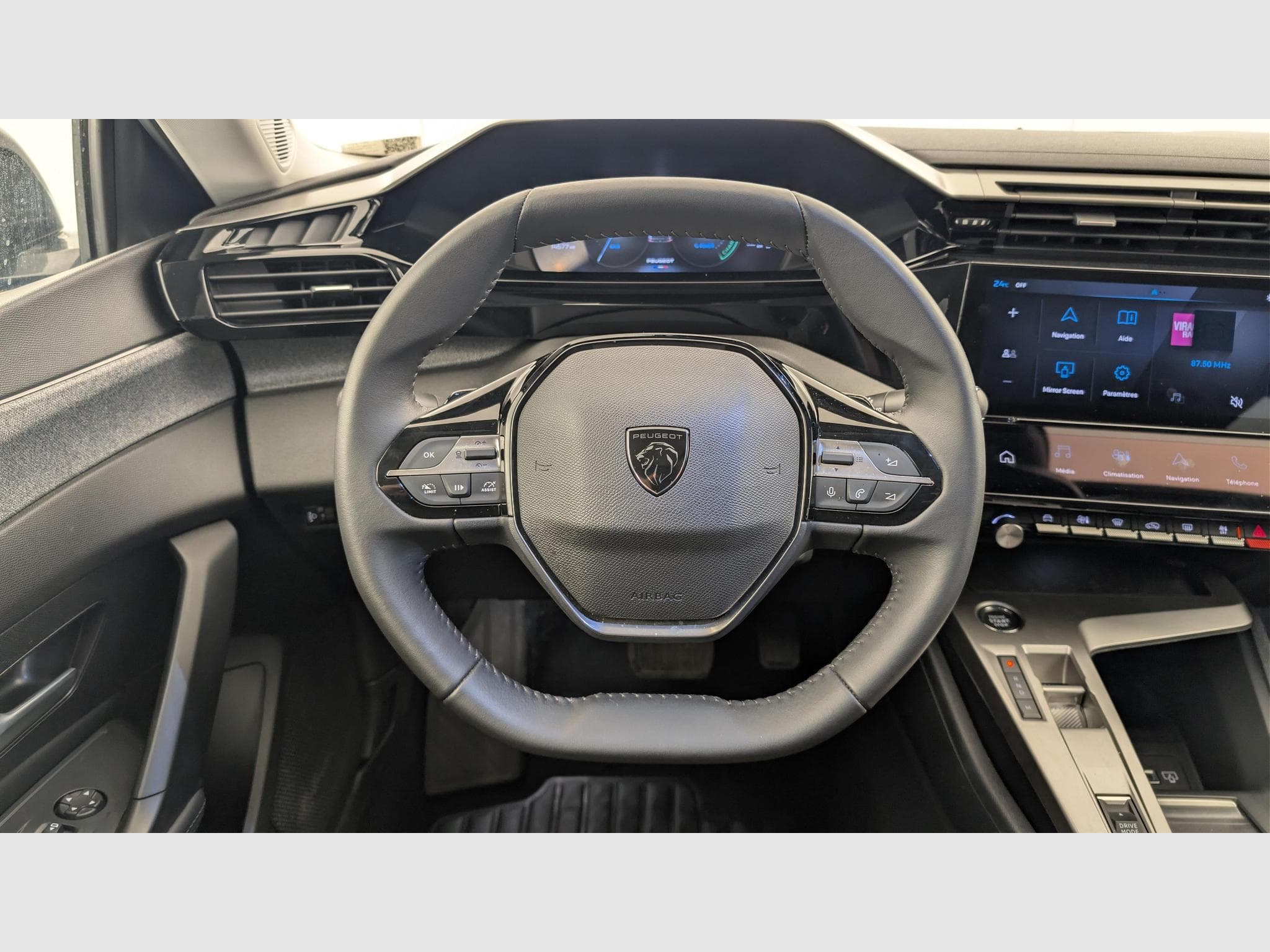 Peugeot 408 Hybrid 145 e-DCS6 Allure (2025) - Photo 14