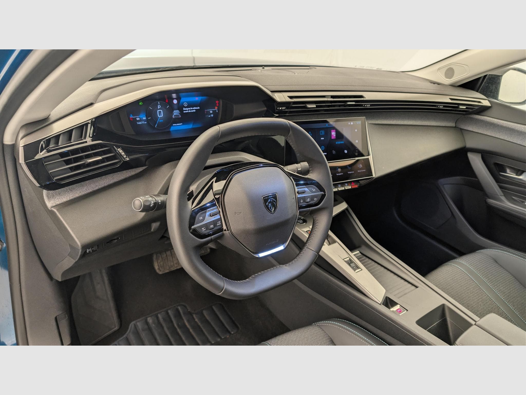 Peugeot 408 Hybrid 145 e-DCS6 Allure (2025) - Photo 15
