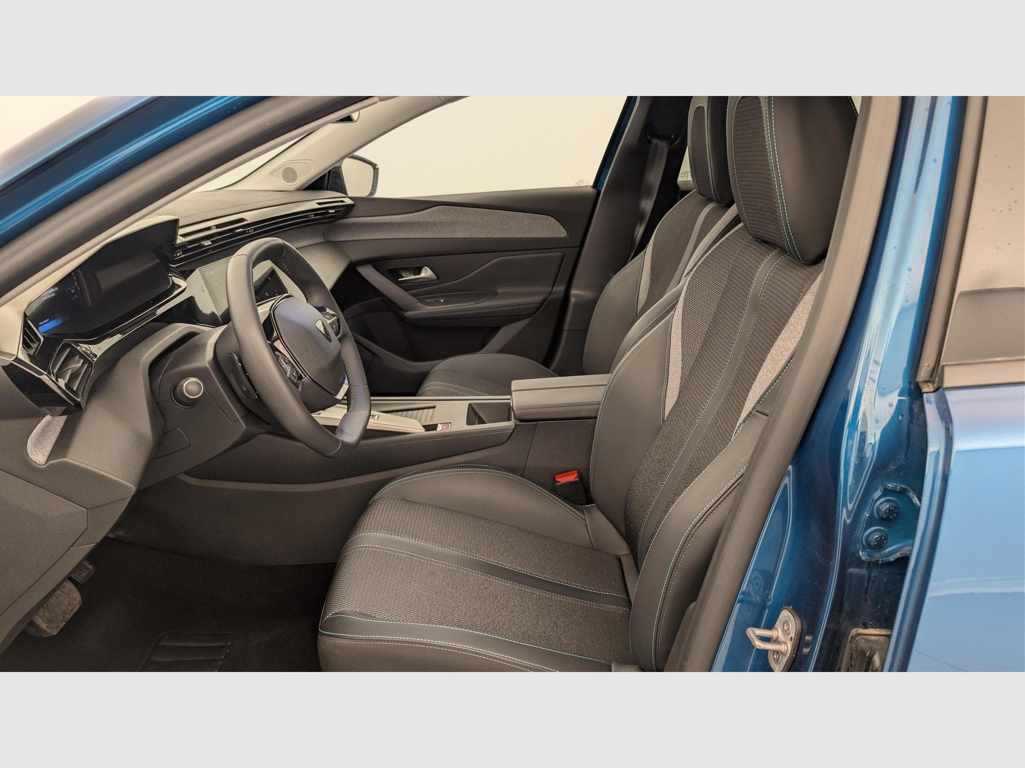 Peugeot 408 Hybrid 145 e-DCS6 Allure (2025) - Photo 16