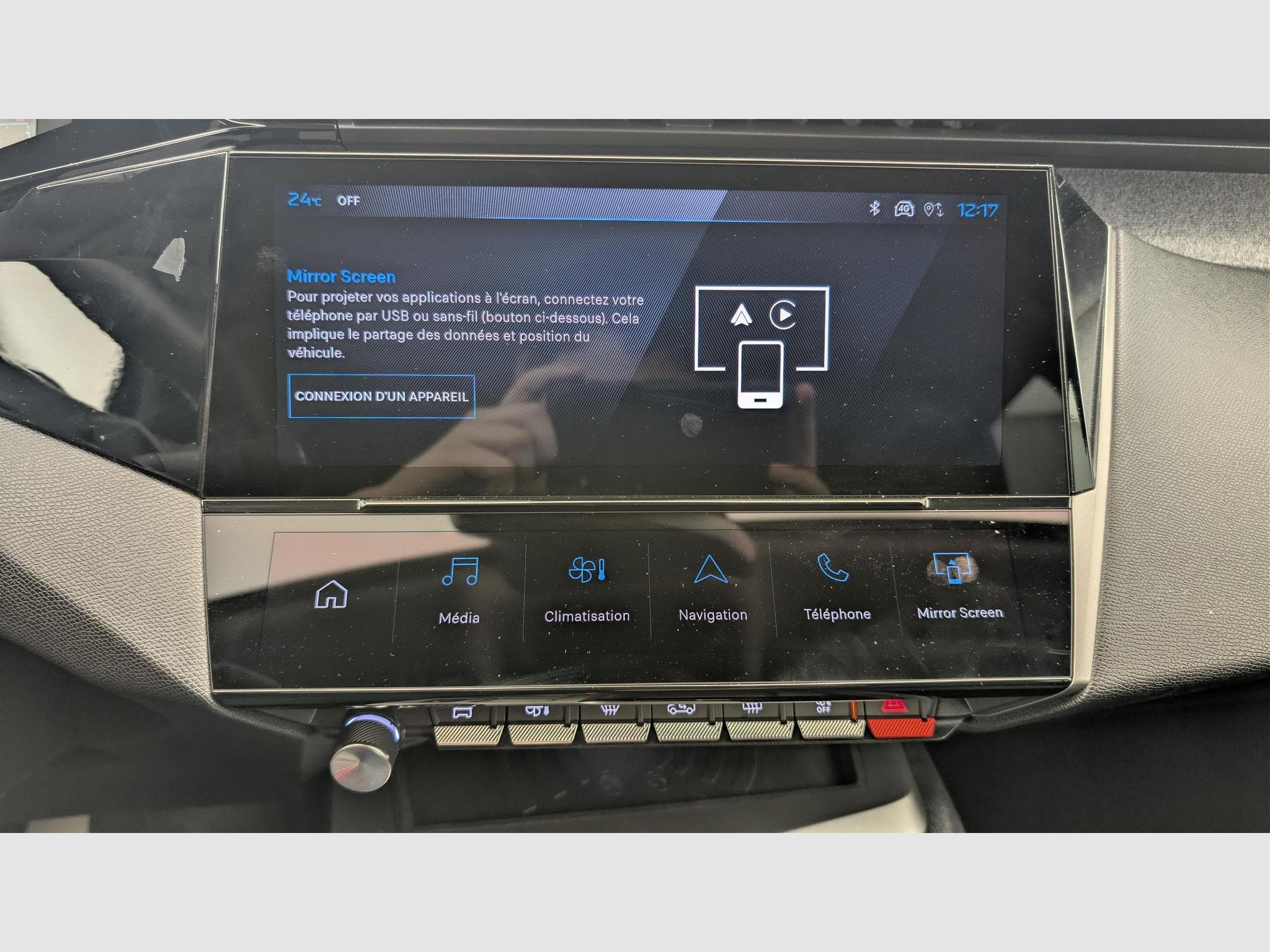 Peugeot 408 Hybrid 145 e-DCS6 Allure (2025) - Photo 17