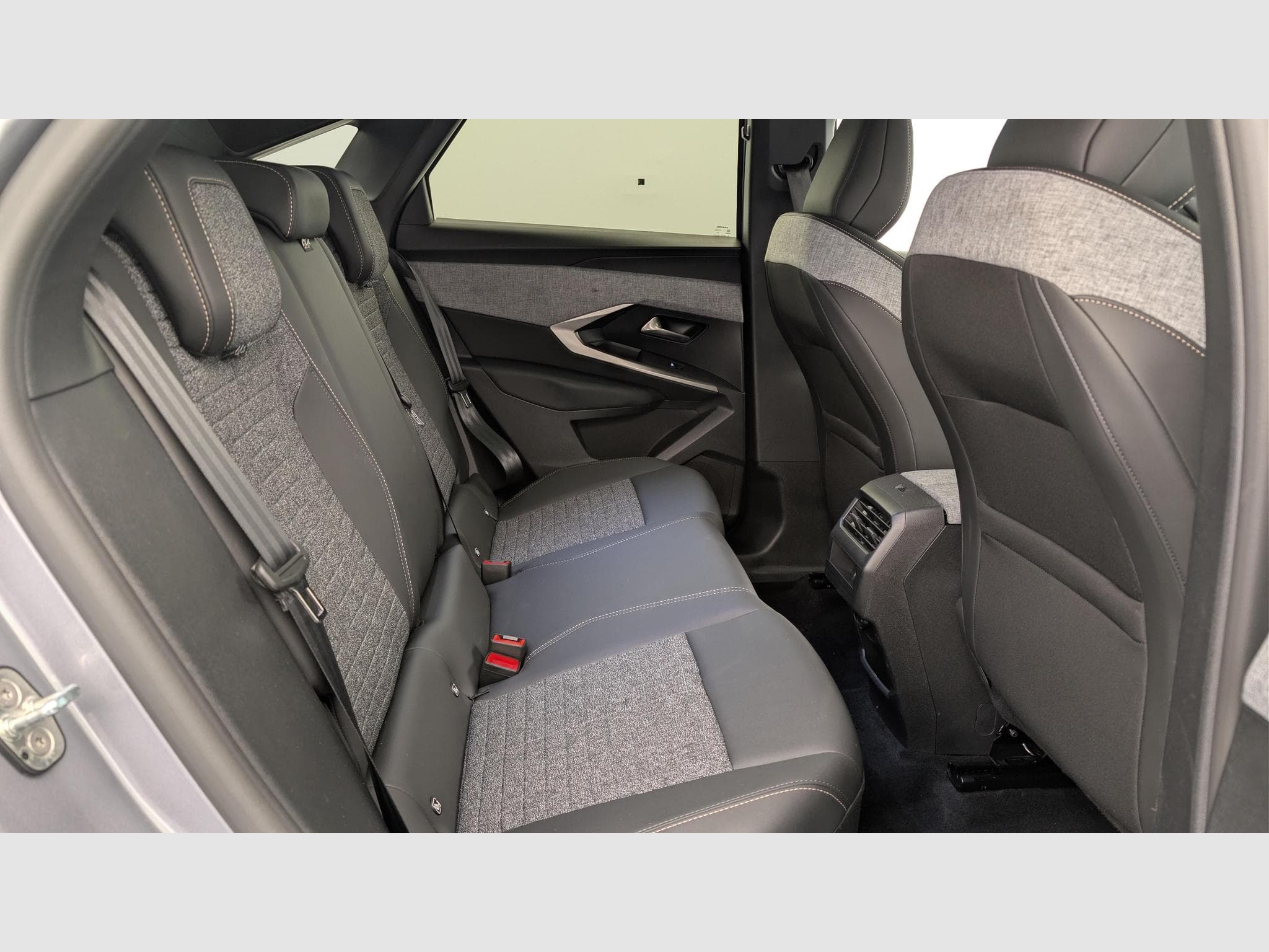 Peugeot 3008 Hybrid 145 e-DCS6 Allure (2025) - Photo 10