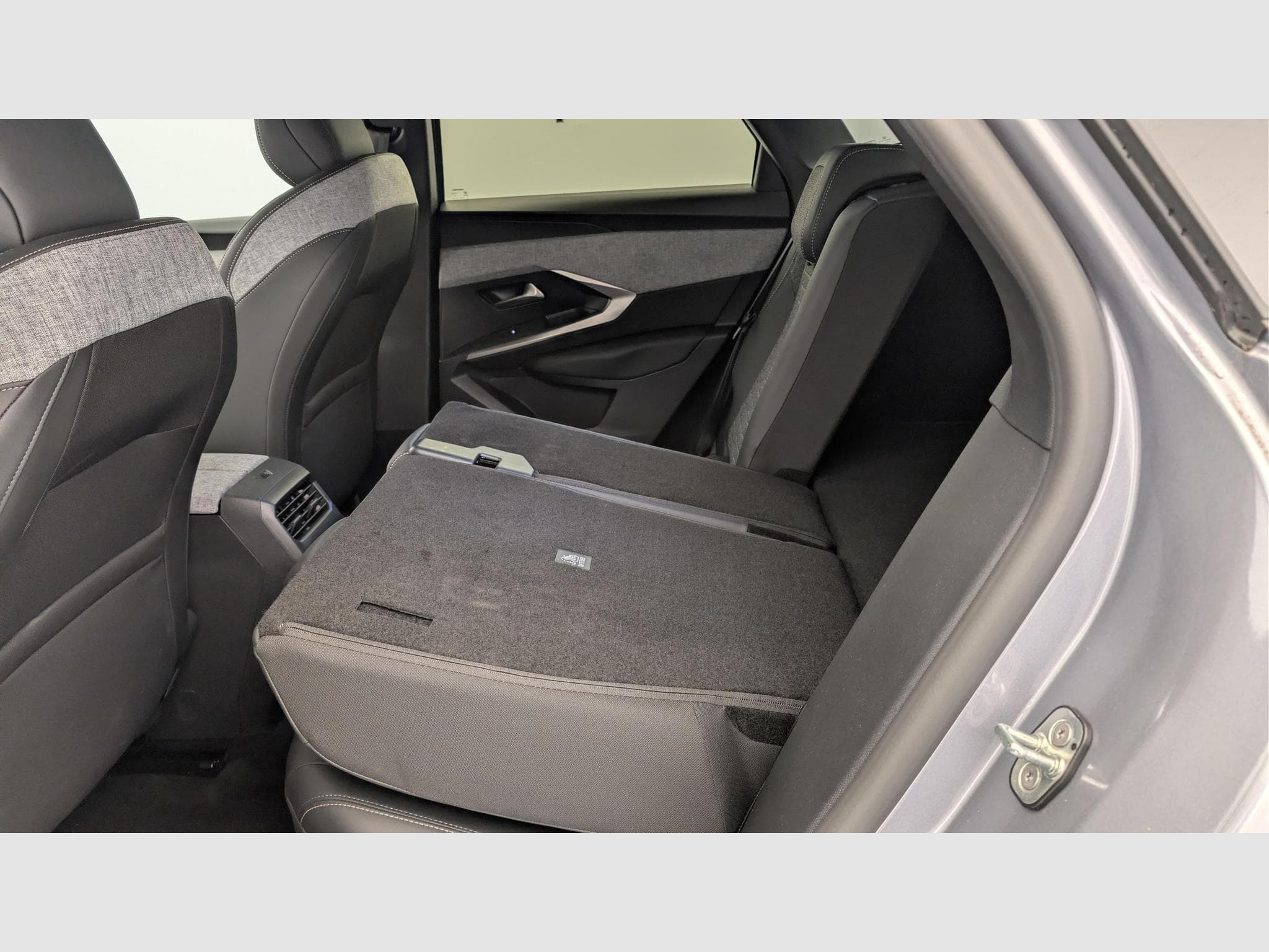 Peugeot 3008 Hybrid 145 e-DCS6 Allure (2025) - Photo 12