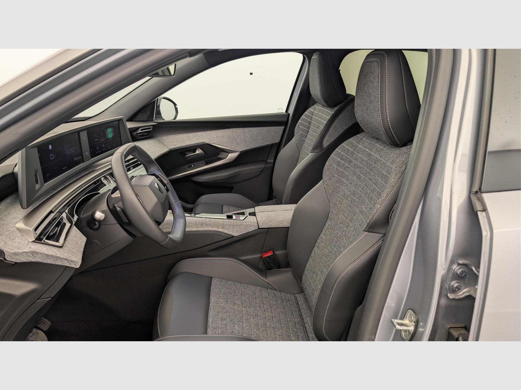 Peugeot 3008 Hybrid 145 e-DCS6 Allure (2025) - Photo 16
